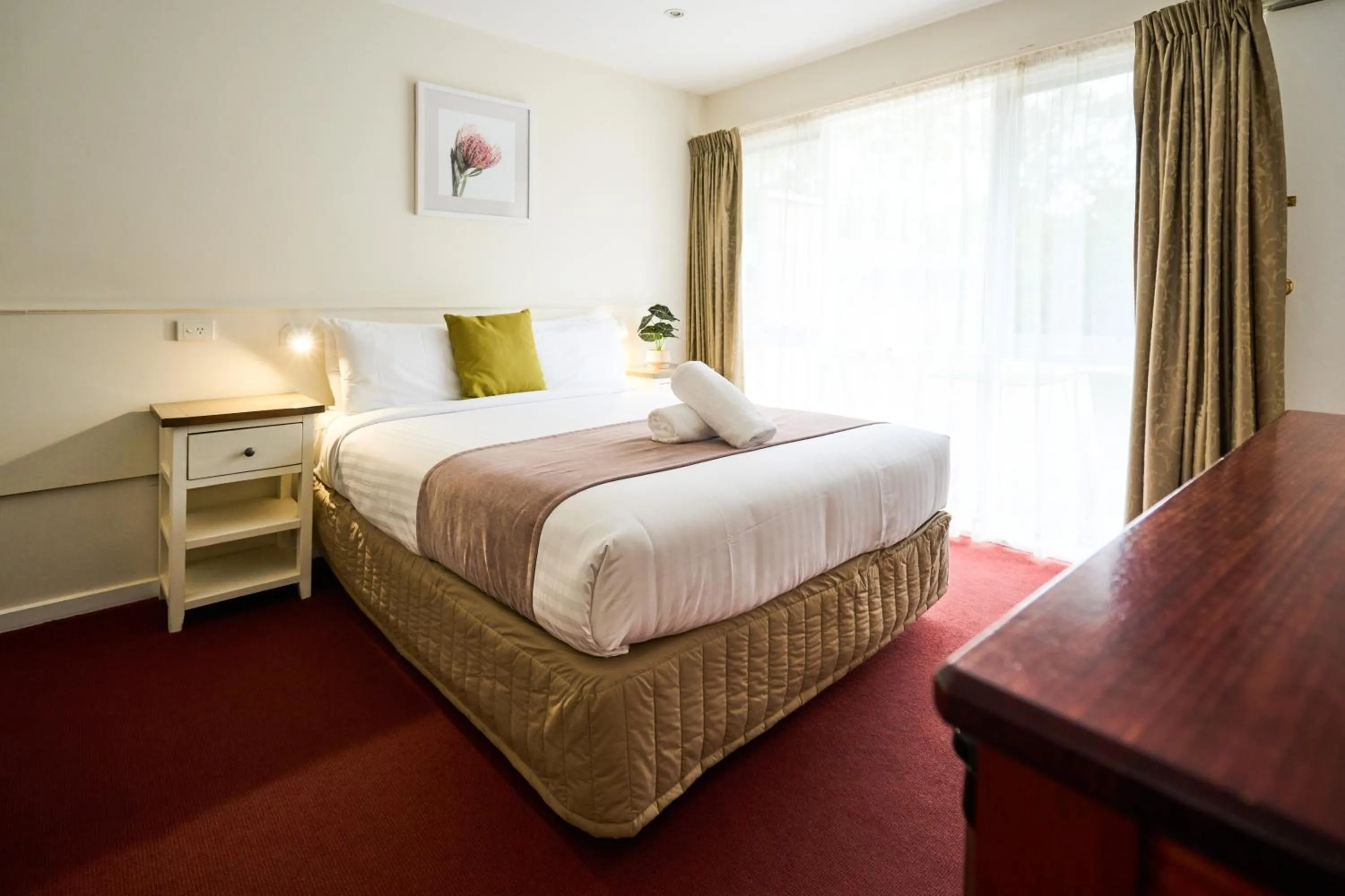 Bed in Sanctuary House Resort Motel