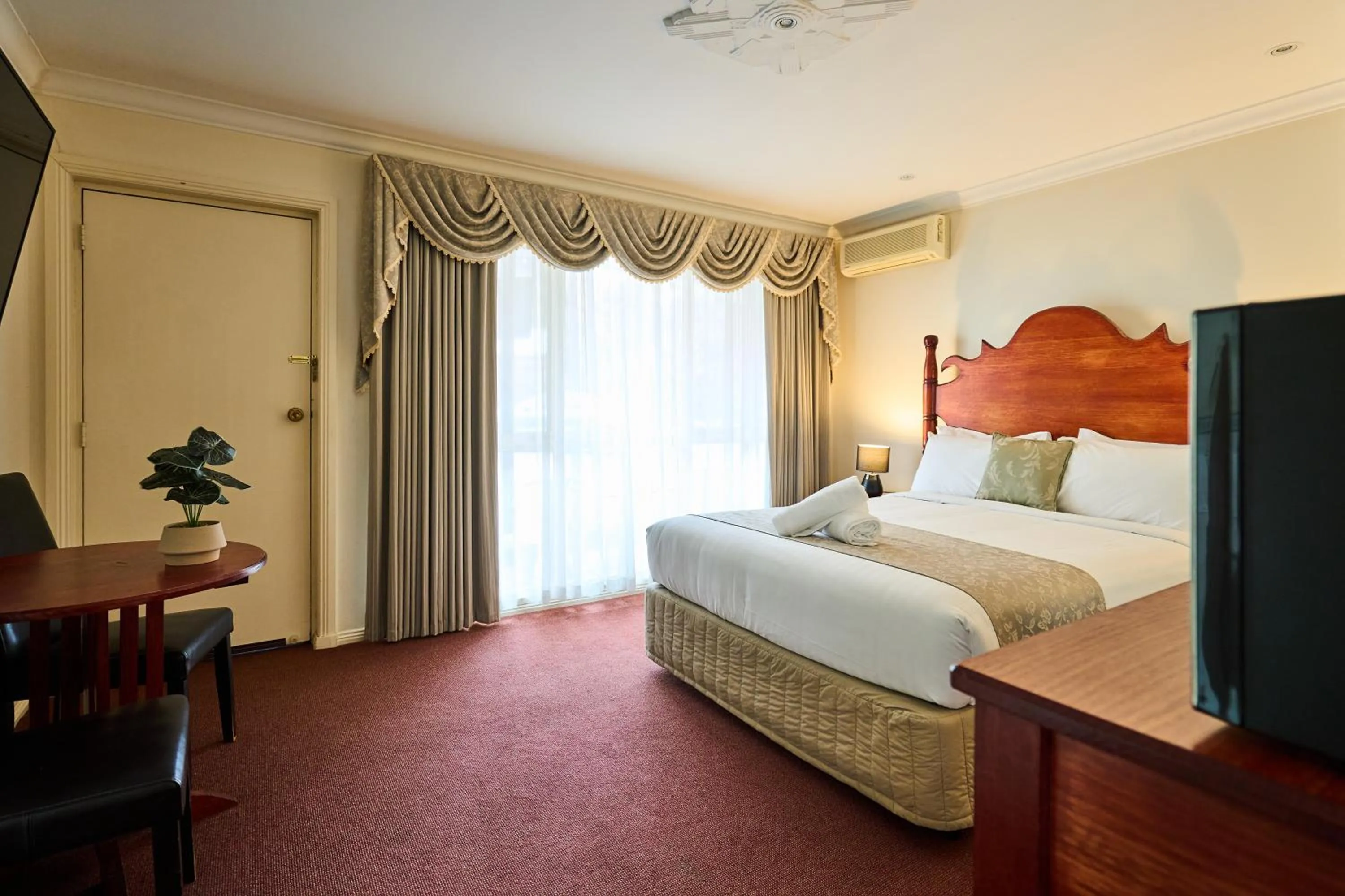 Bed in Sanctuary House Resort Motel