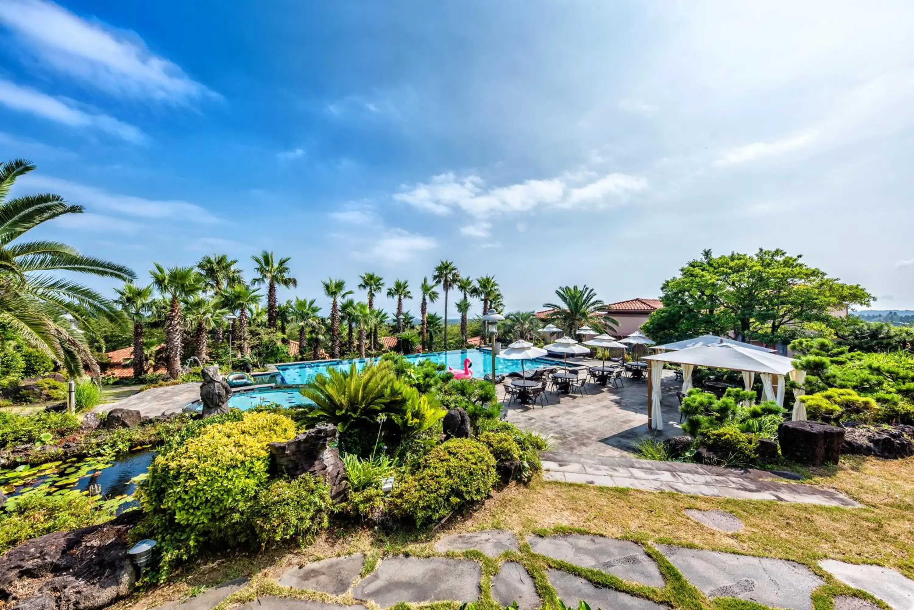 Swimming pool in Palm Valley Resort Swimming pool in Palm Valley Resort