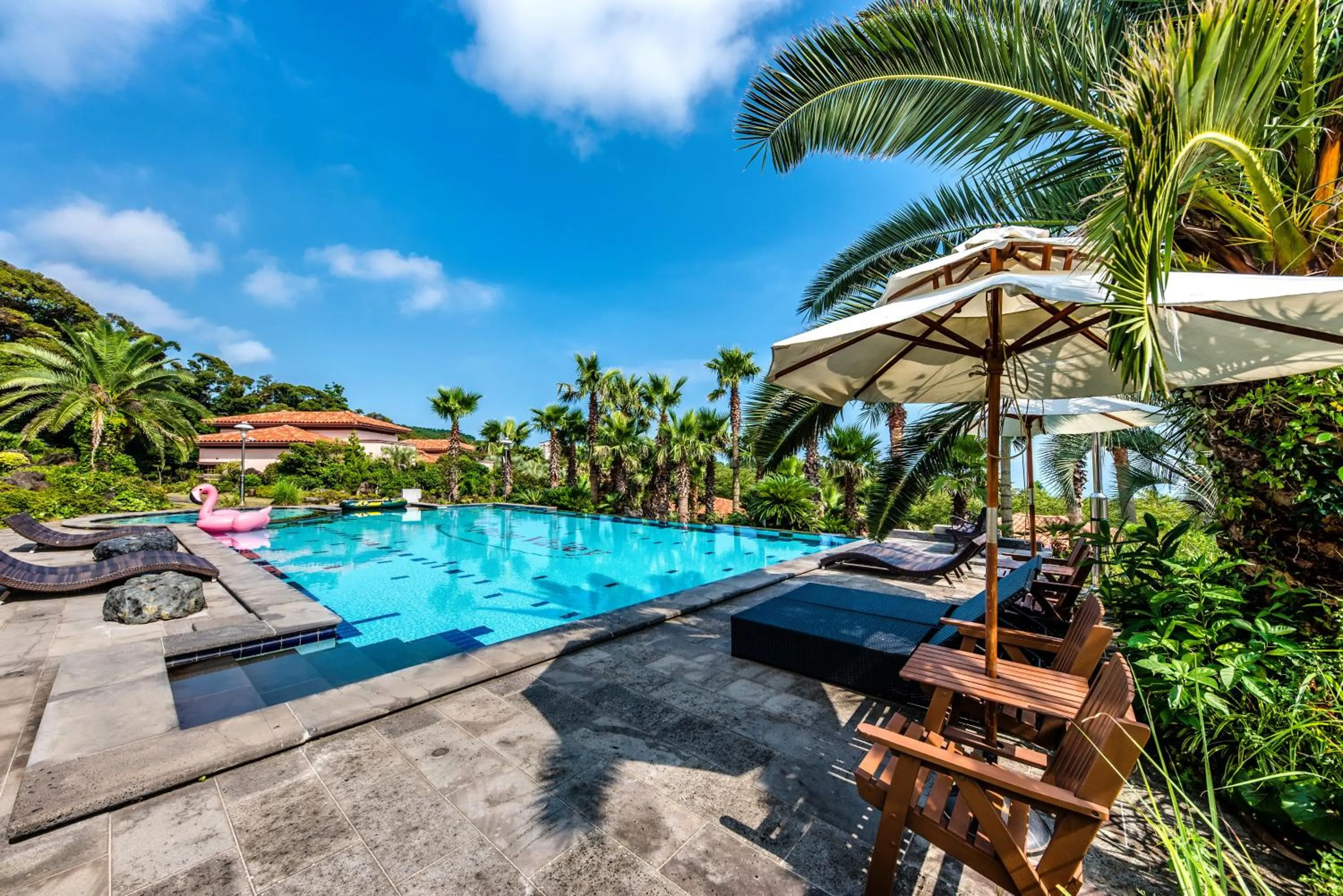 Swimming pool in Palm Valley Resort