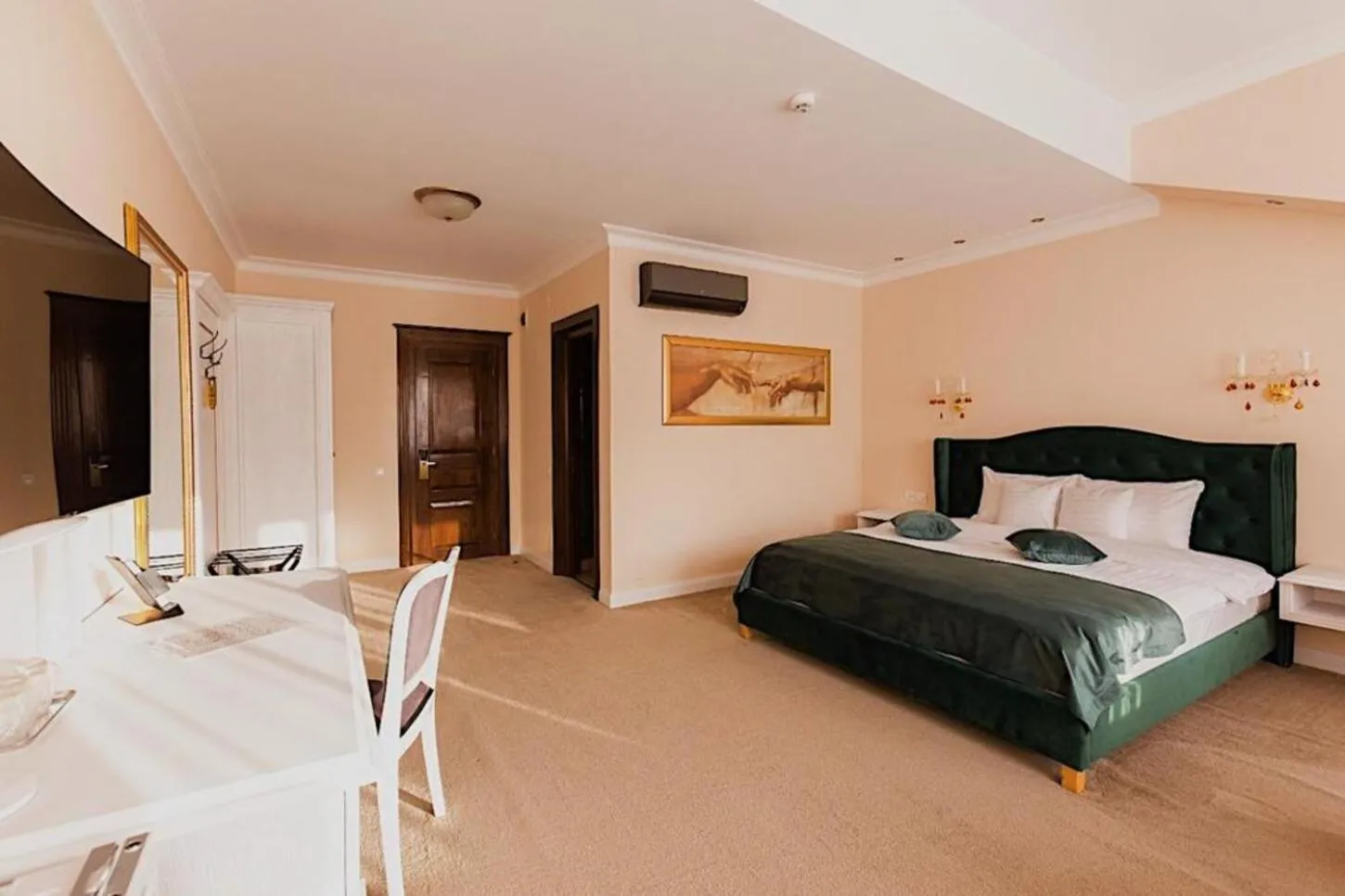 Photo of the whole room, Bed in 4Cardinals Boutique