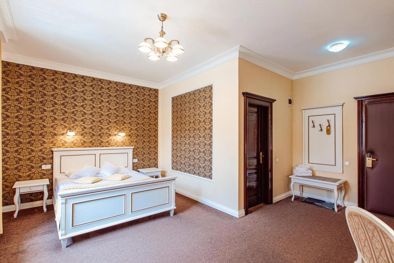 Photo of the whole room, Bed in 4Cardinals Boutique