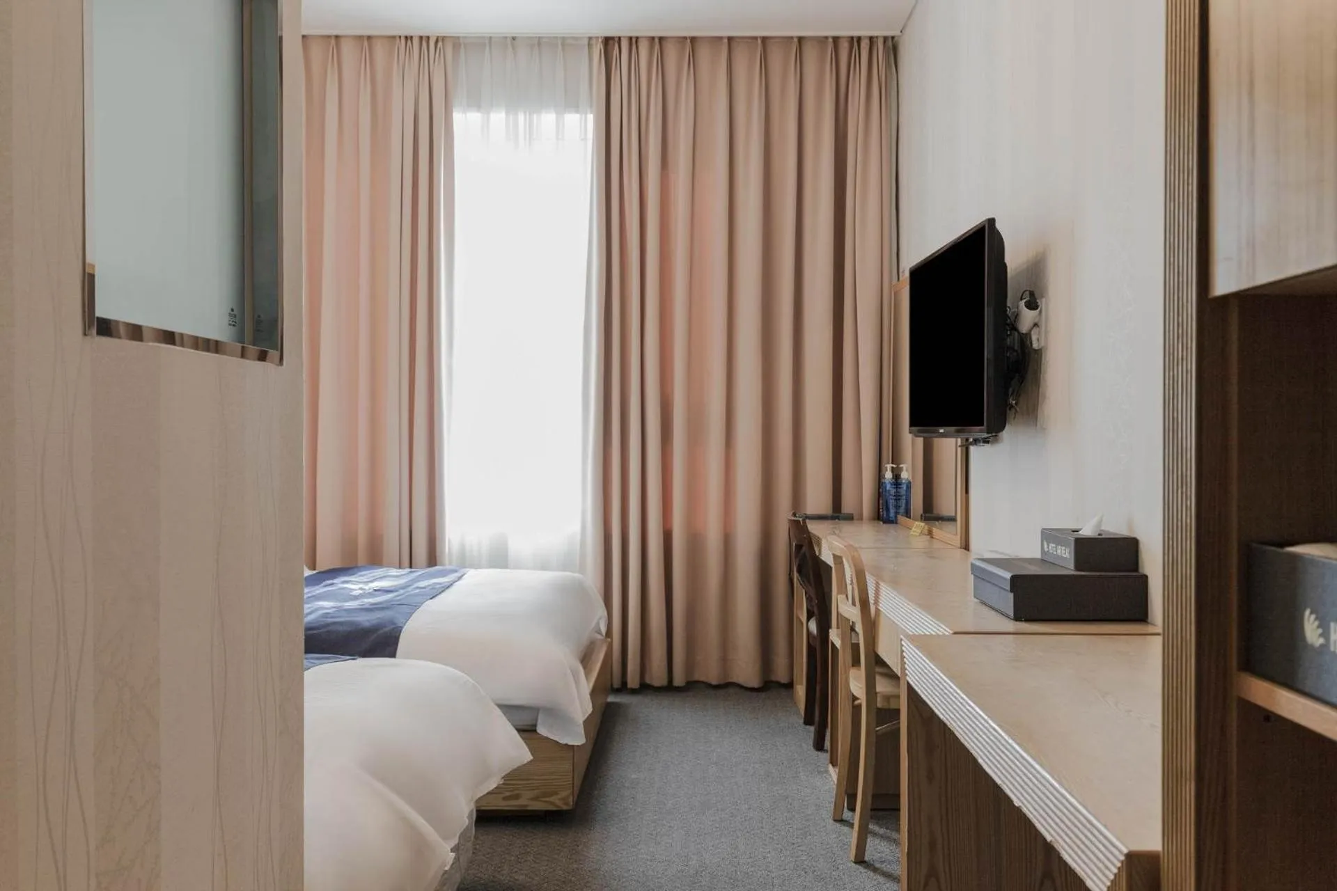 Toilet, Bed in Incheon Aiport Airrelax hotel