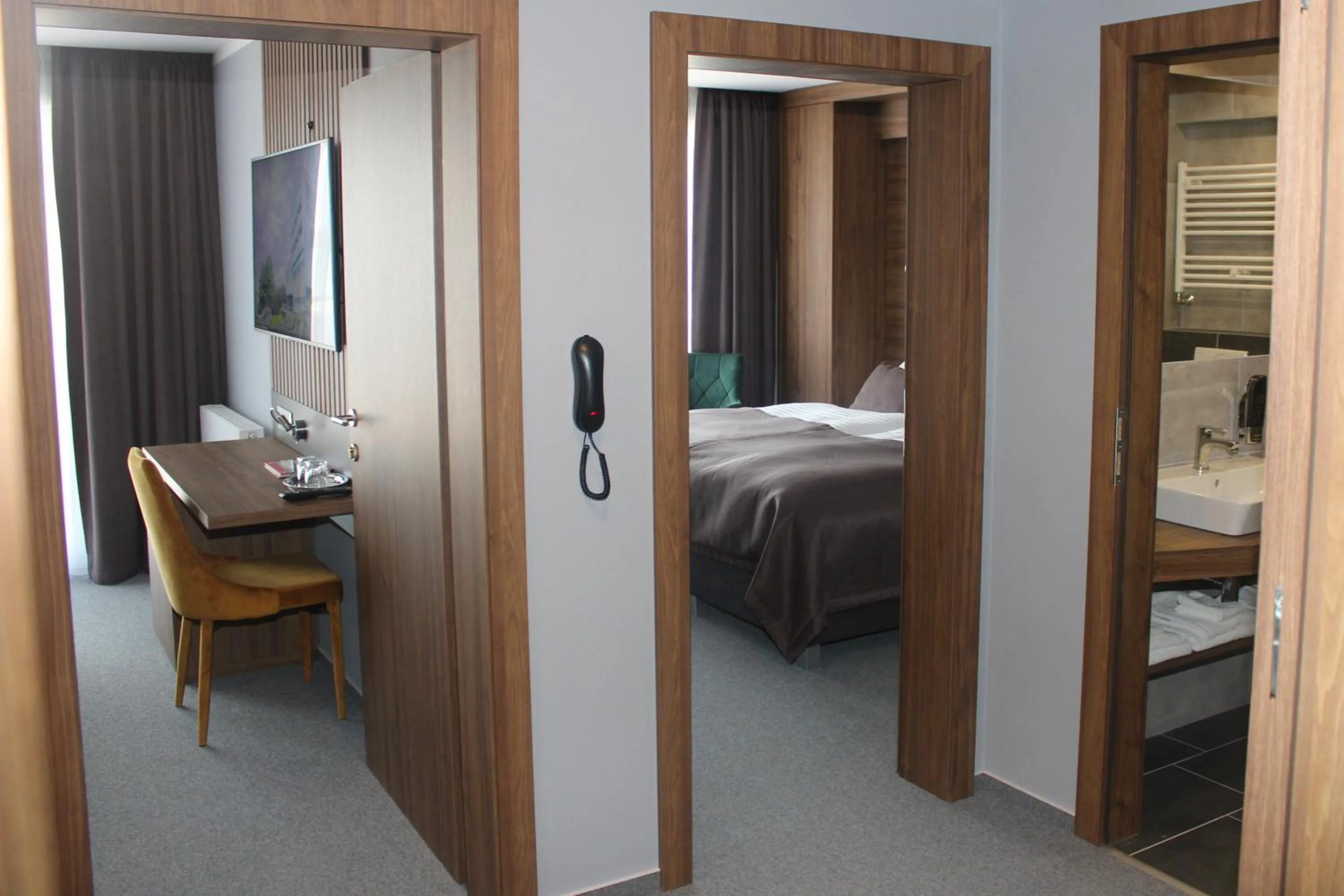 Communal lounge/ TV room, Bed in Hotel Eurobus