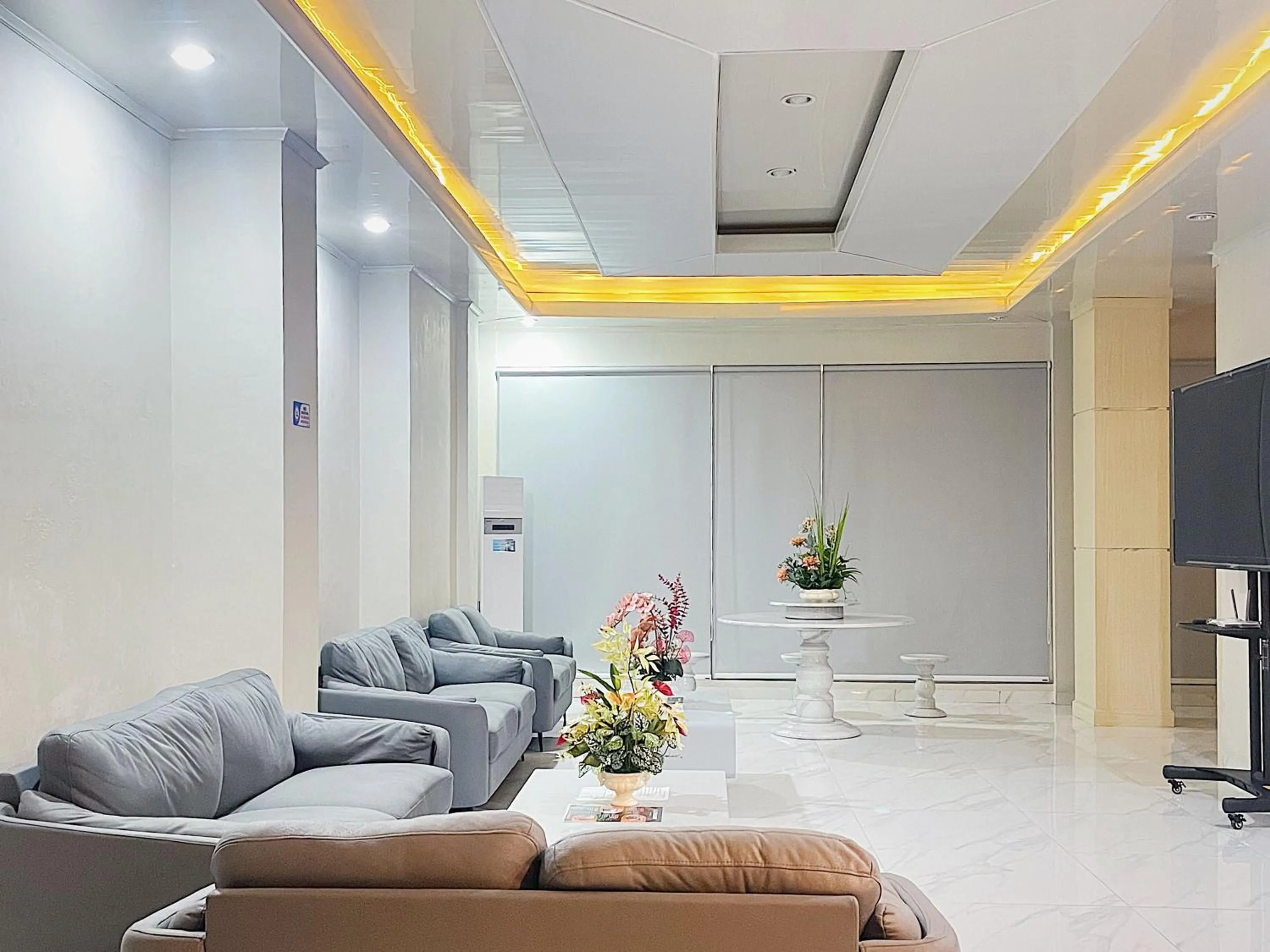 Lobby or reception in Urbanview Hotel Wollangi Syariah Panakkukang Makassar