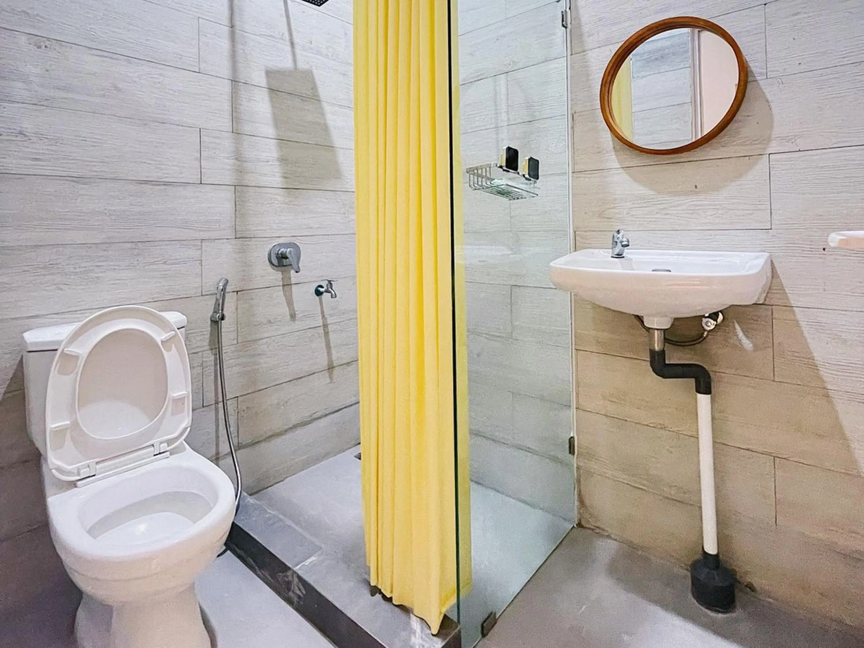 Shower in Urbanview Hotel Wollangi Syariah Panakkukang Makassar