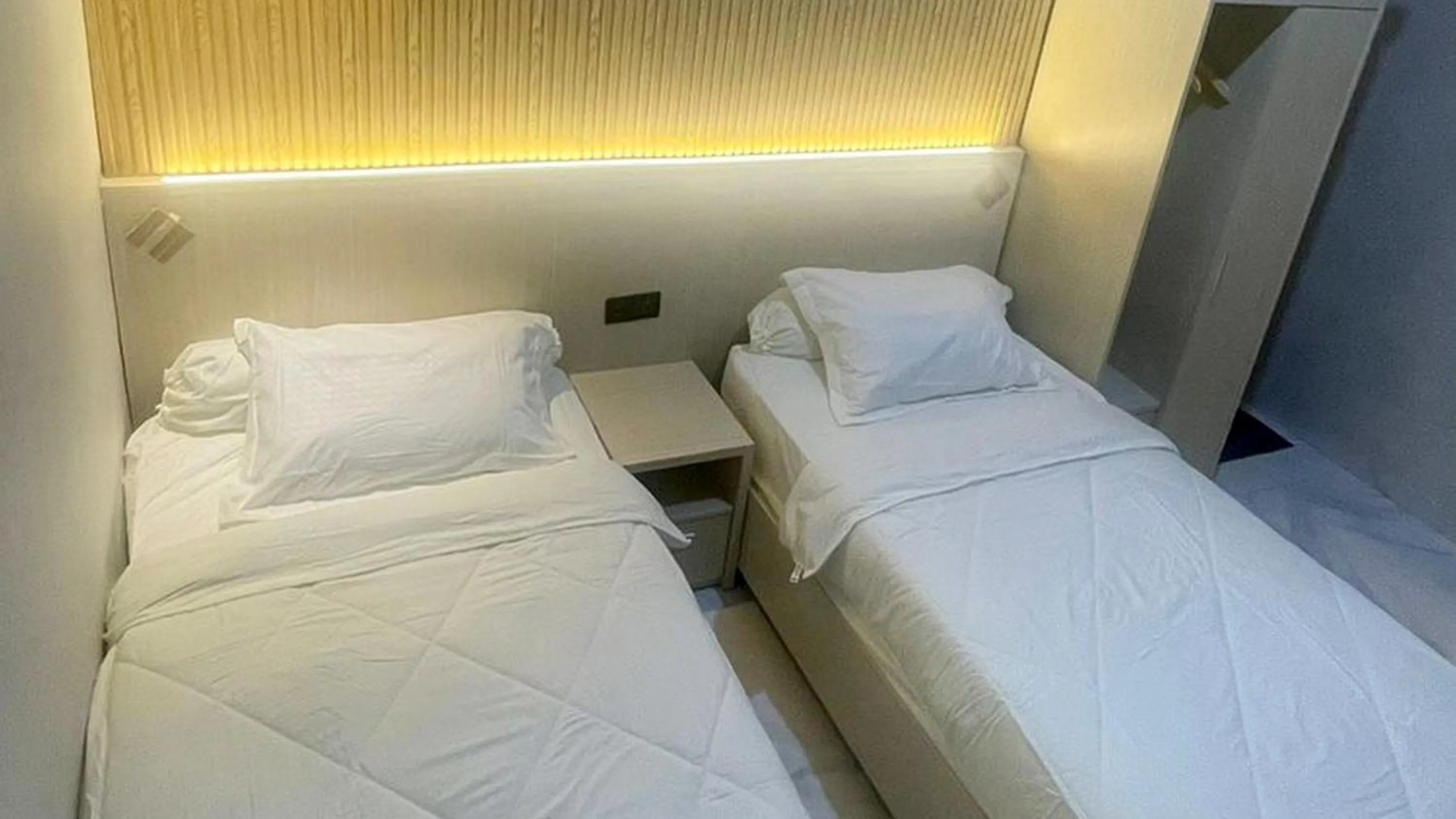 Bedroom, Bed in Urbanview Hotel Wollangi Syariah Panakkukang Makassar