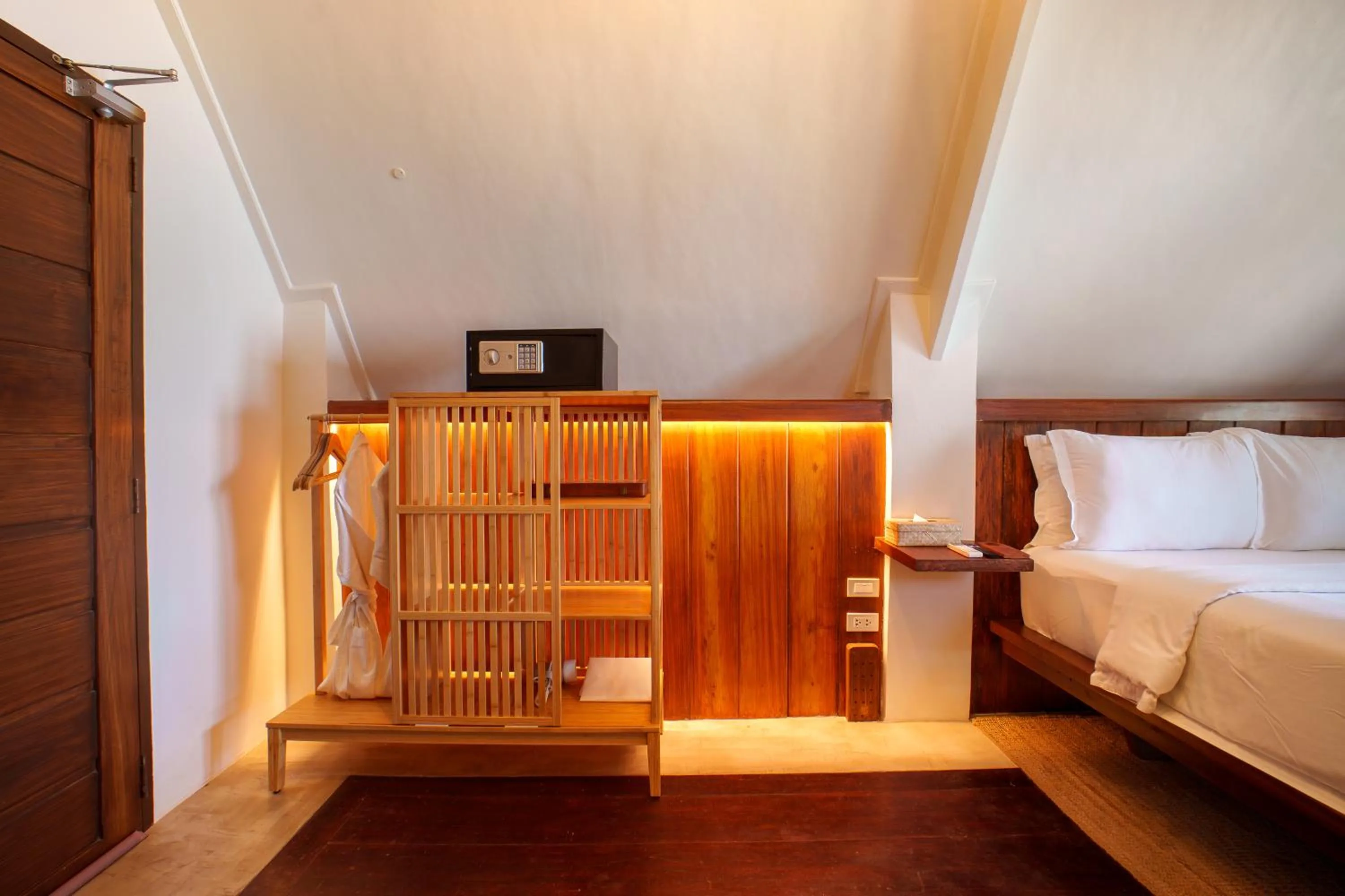 wardrobe, Bed in Morgan Villas