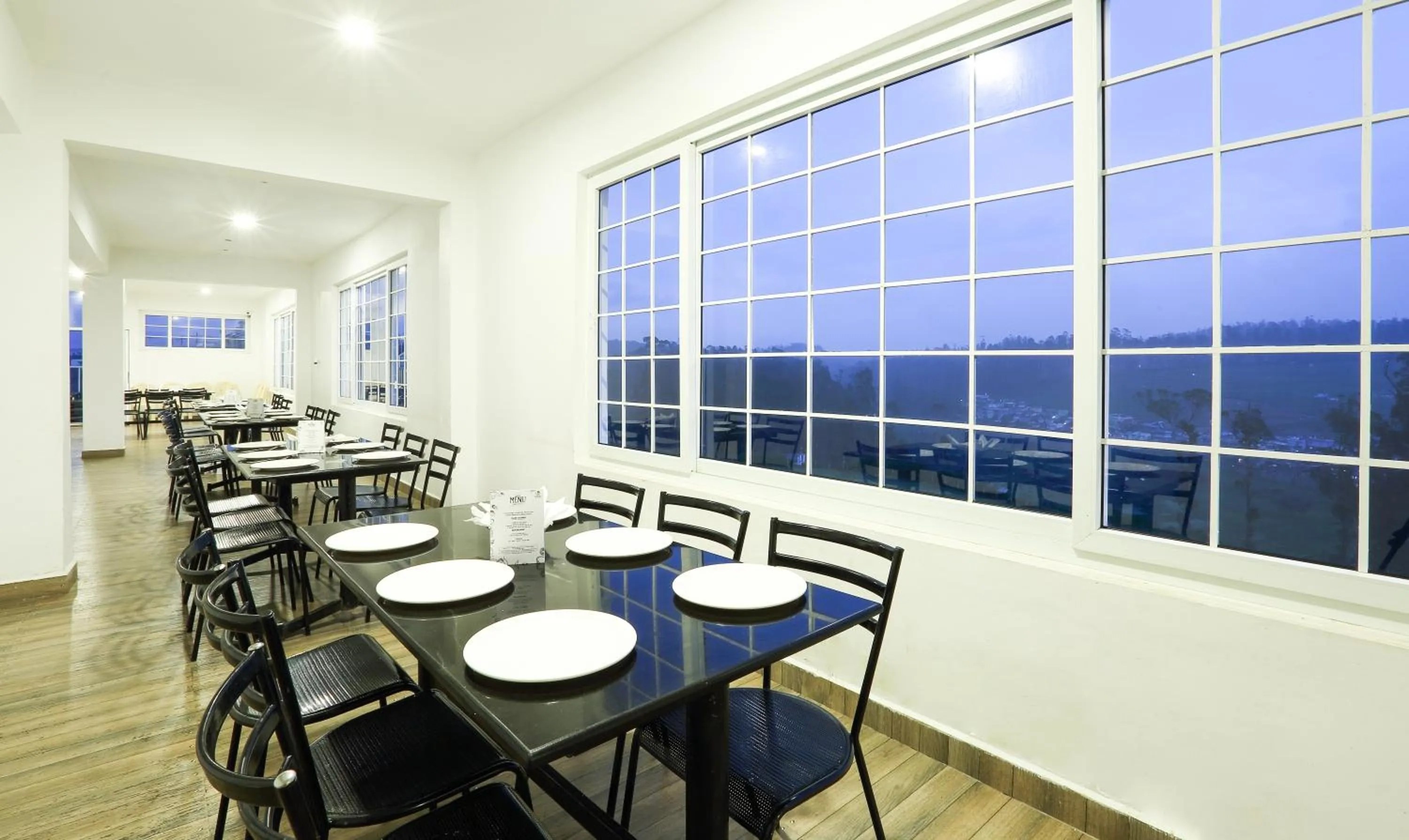 Restaurant/places to eat in Treebo Skydale Inn & Suites With Mountain View