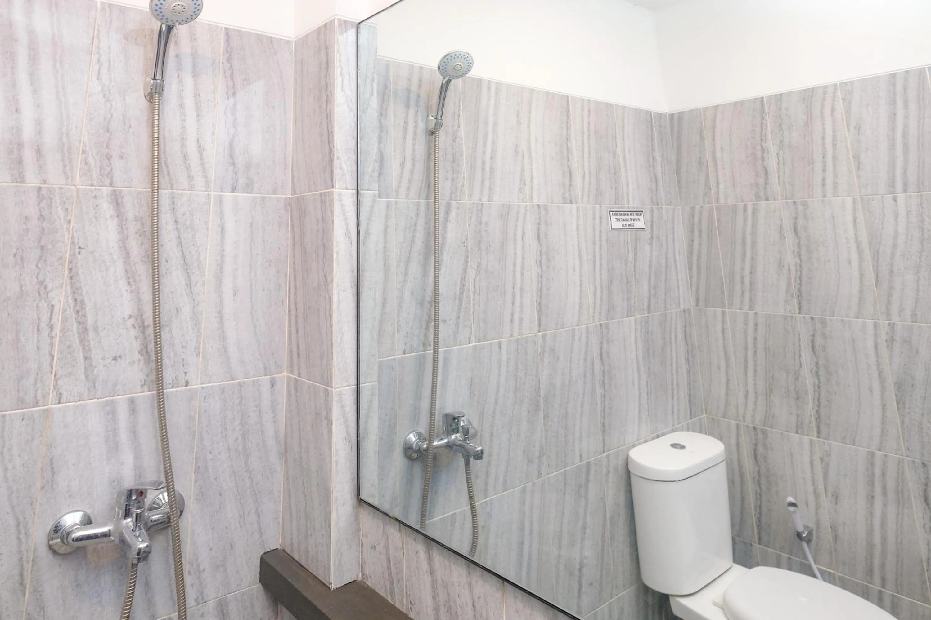 Bathroom in Urbanview Hotel JJ Bukitsari Semarang