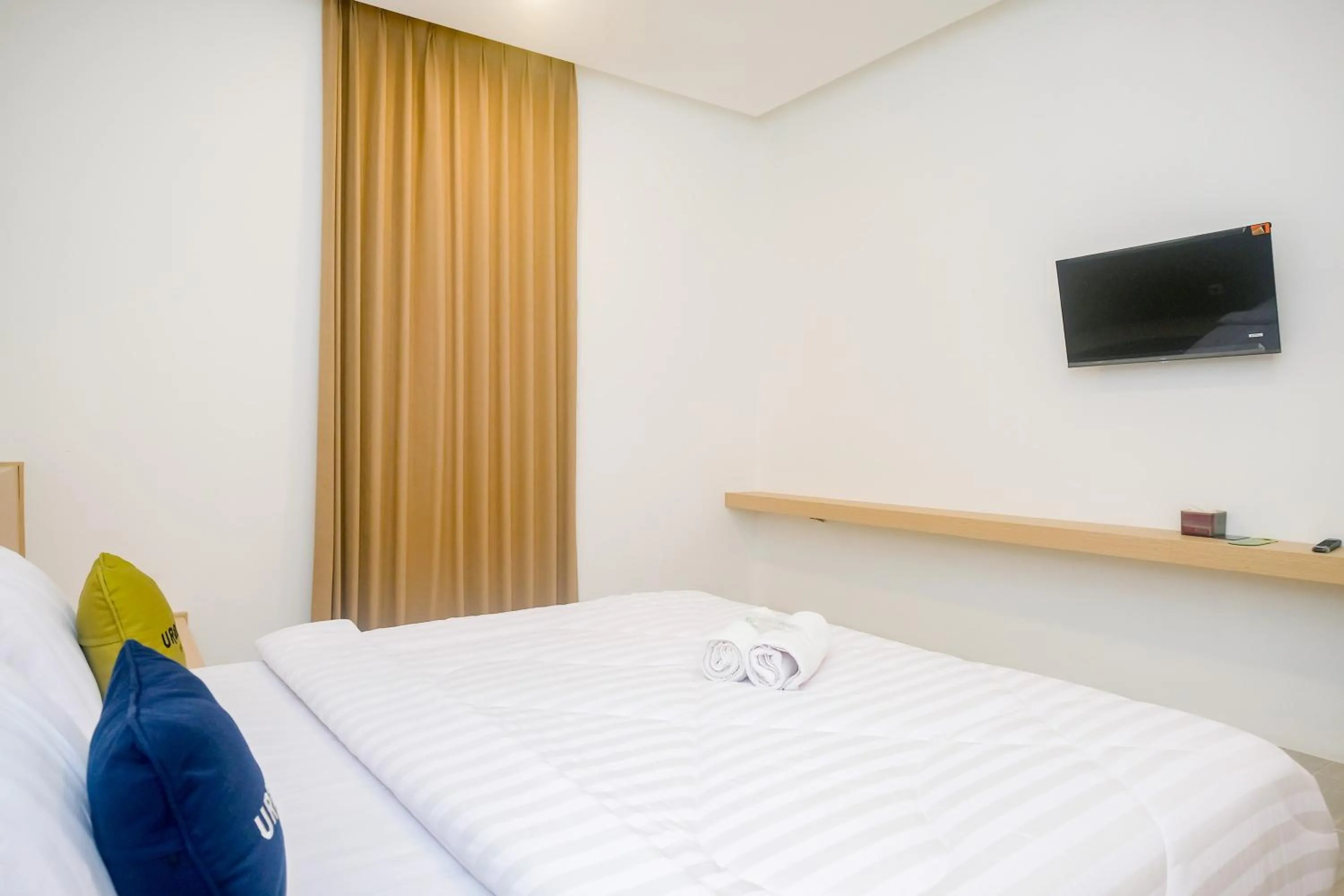 Bedroom, Bed in Urbanview Hotel JJ Bukitsari Semarang