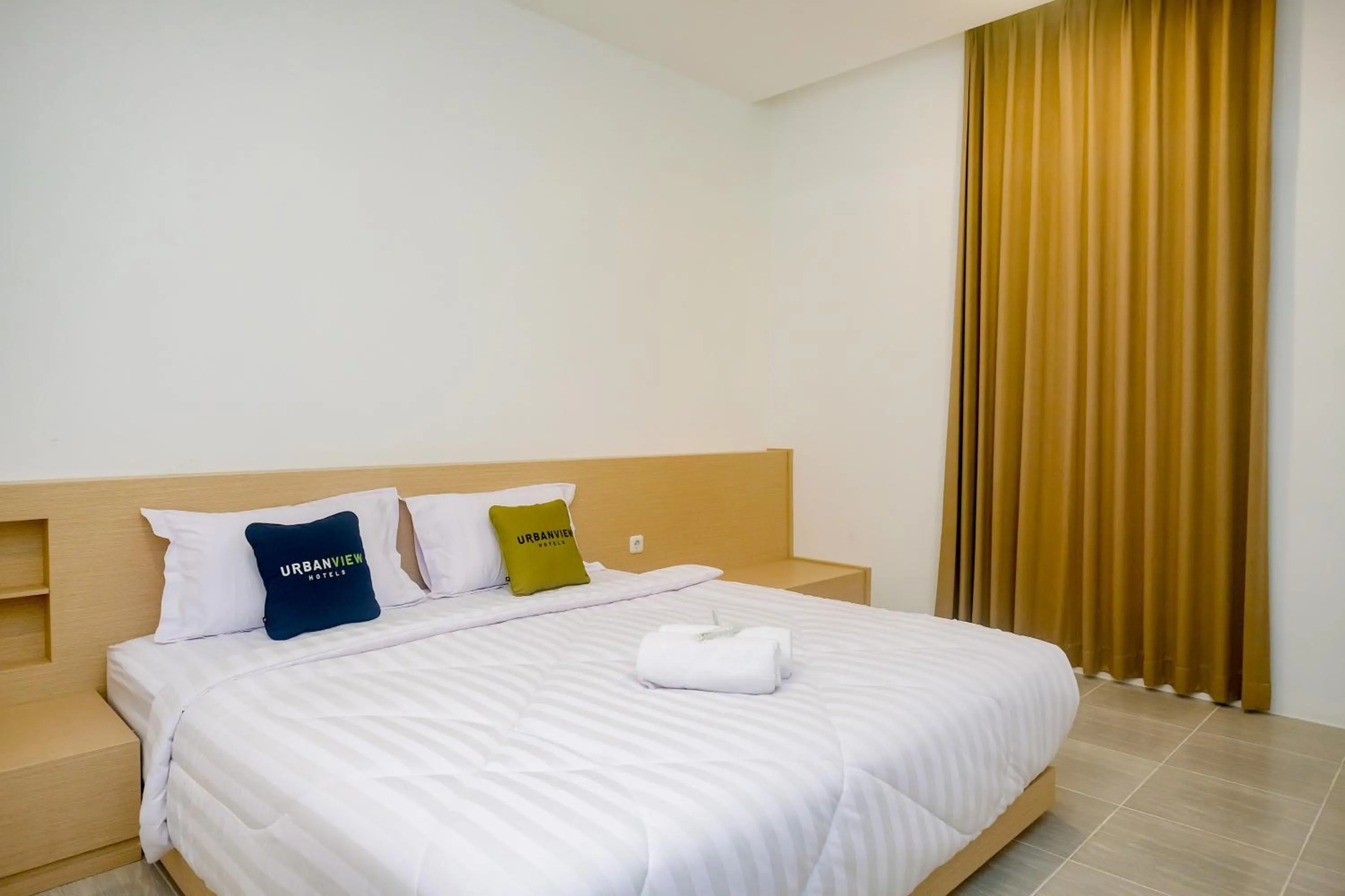 Bedroom, Bed in Urbanview Hotel JJ Bukitsari Semarang