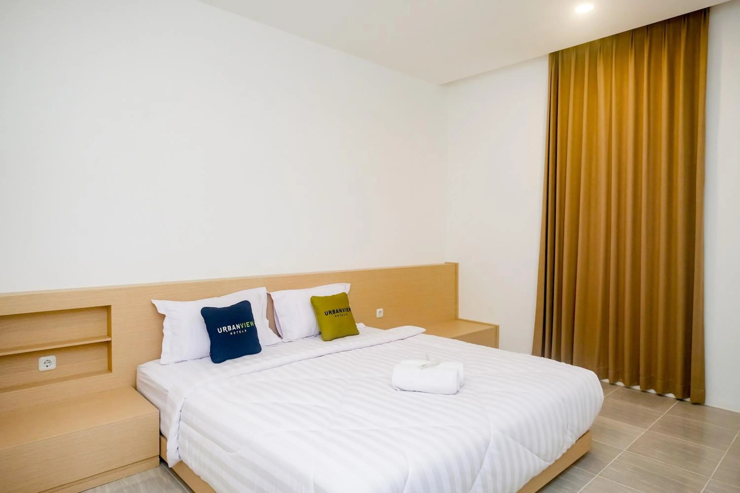 Bedroom, Bed in Urbanview Hotel JJ Bukitsari Semarang