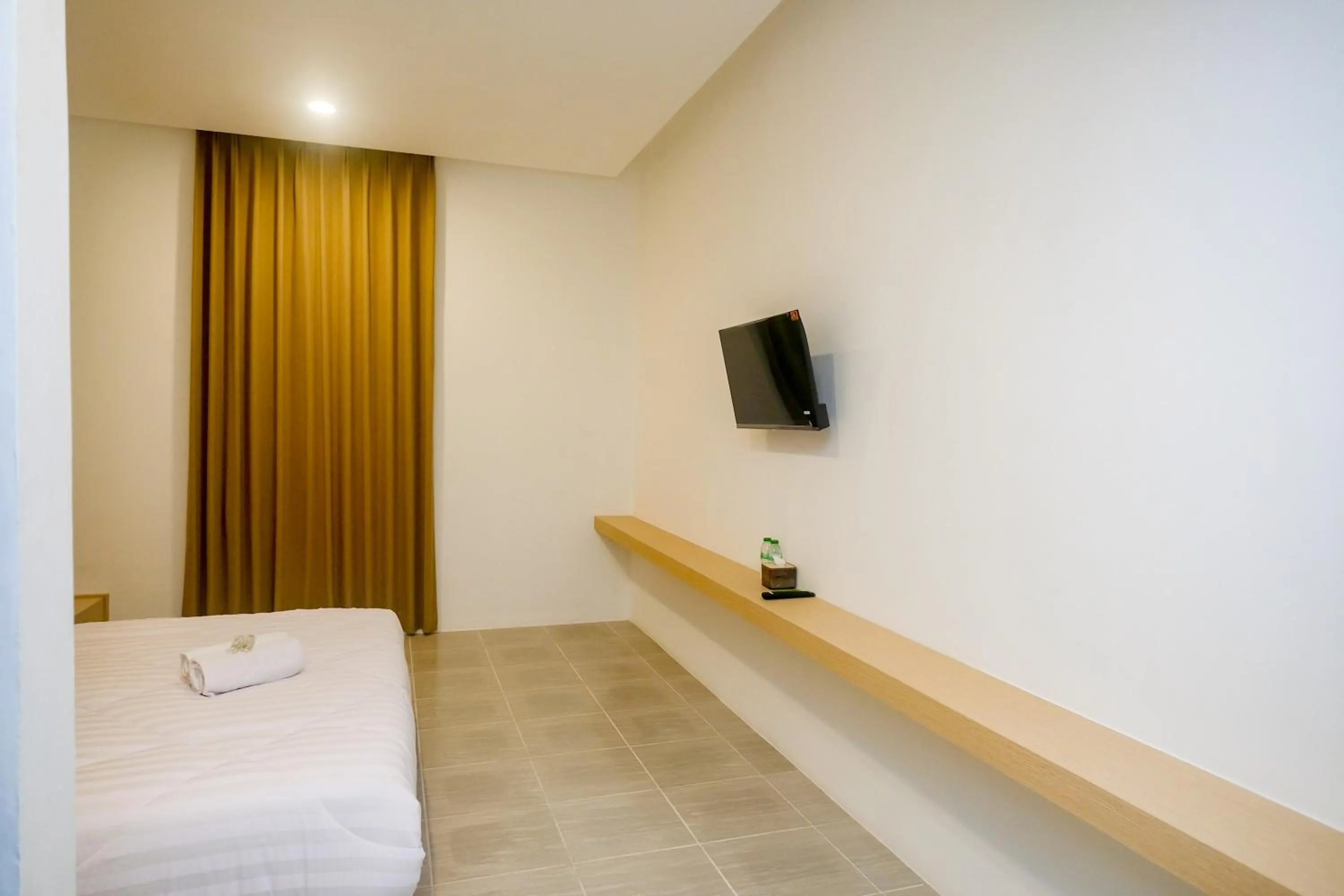 Bedroom, Bed in Urbanview Hotel JJ Bukitsari Semarang