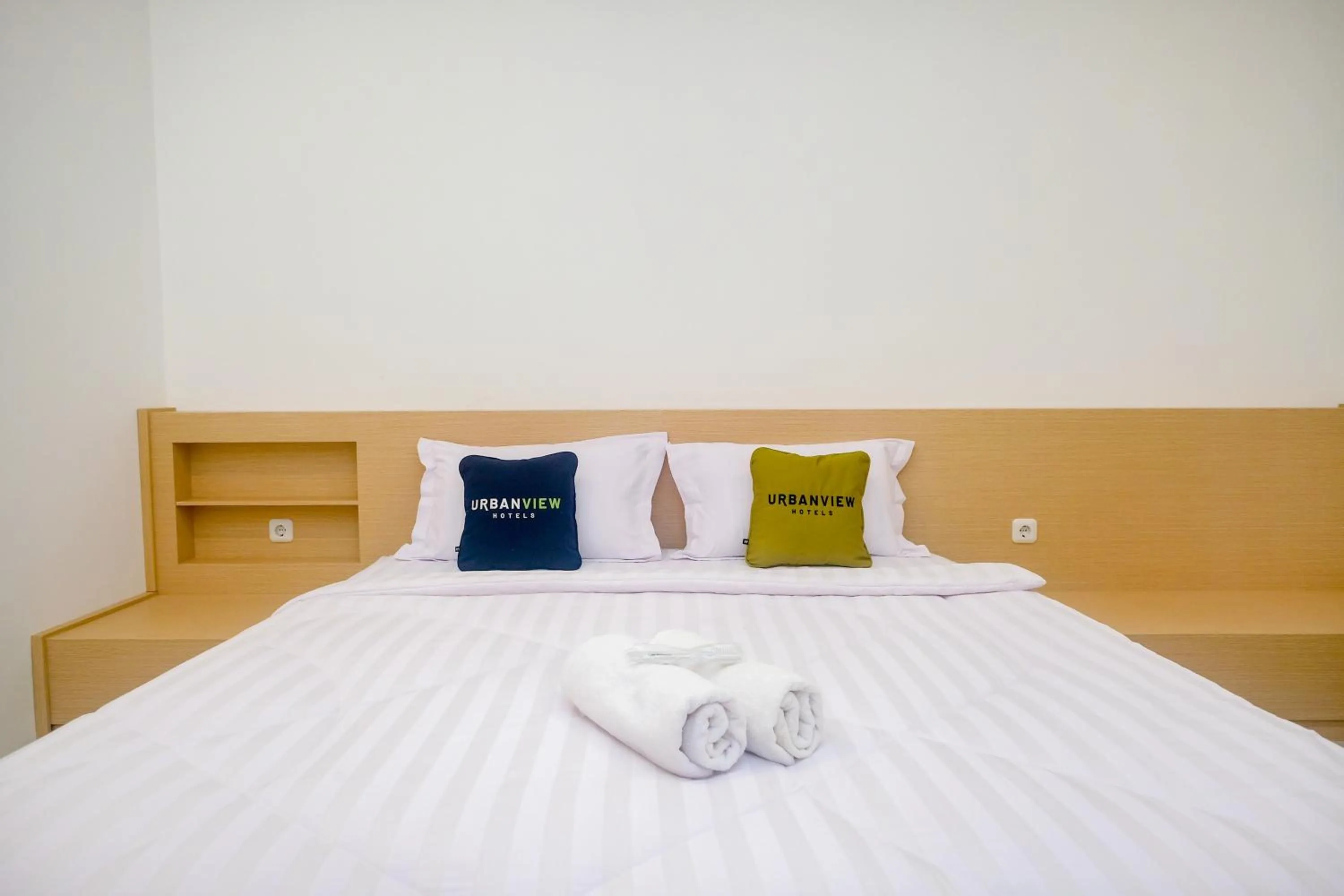 Bedroom, Bed in Urbanview Hotel JJ Bukitsari Semarang