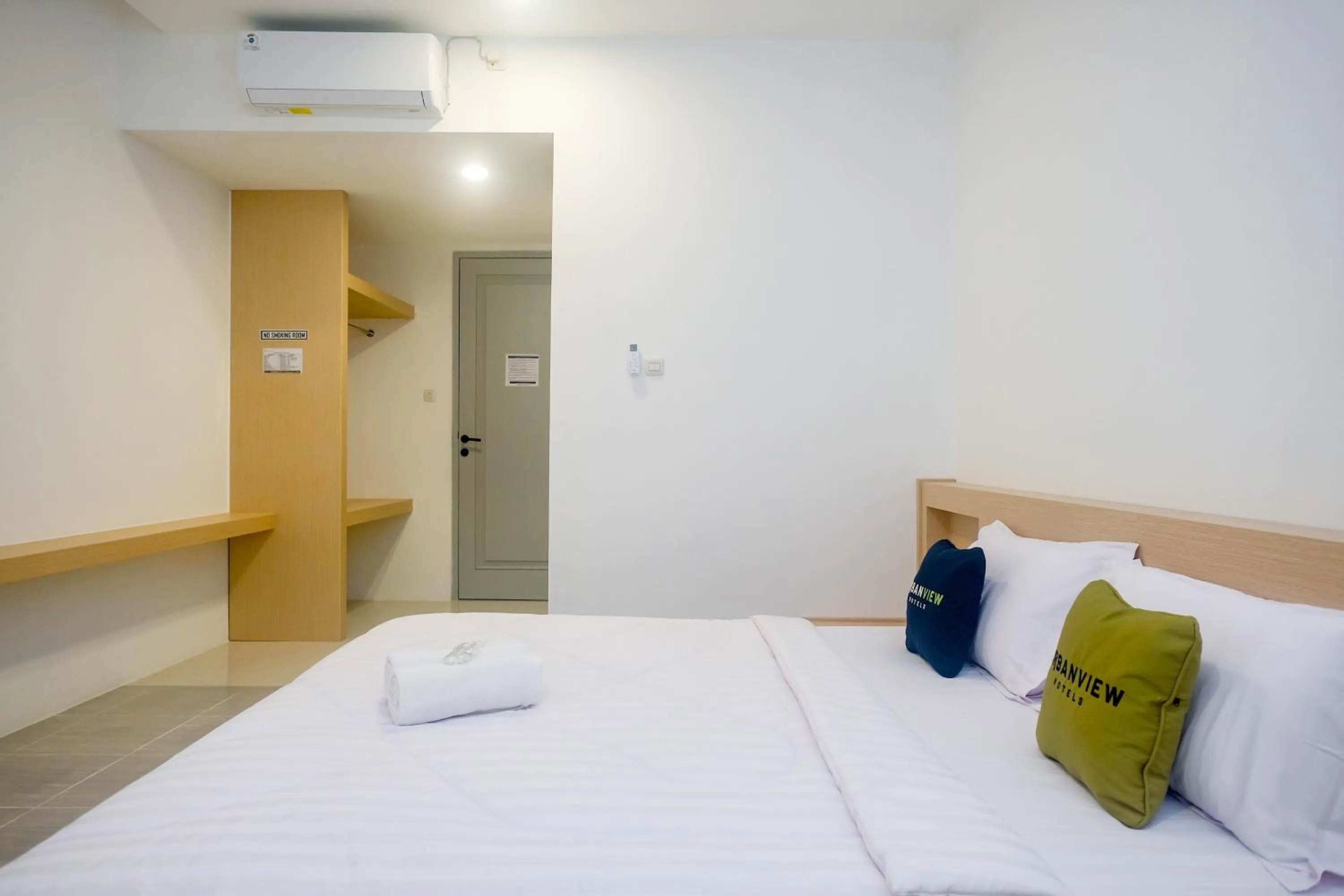 Bedroom, Bed in Urbanview Hotel JJ Bukitsari Semarang