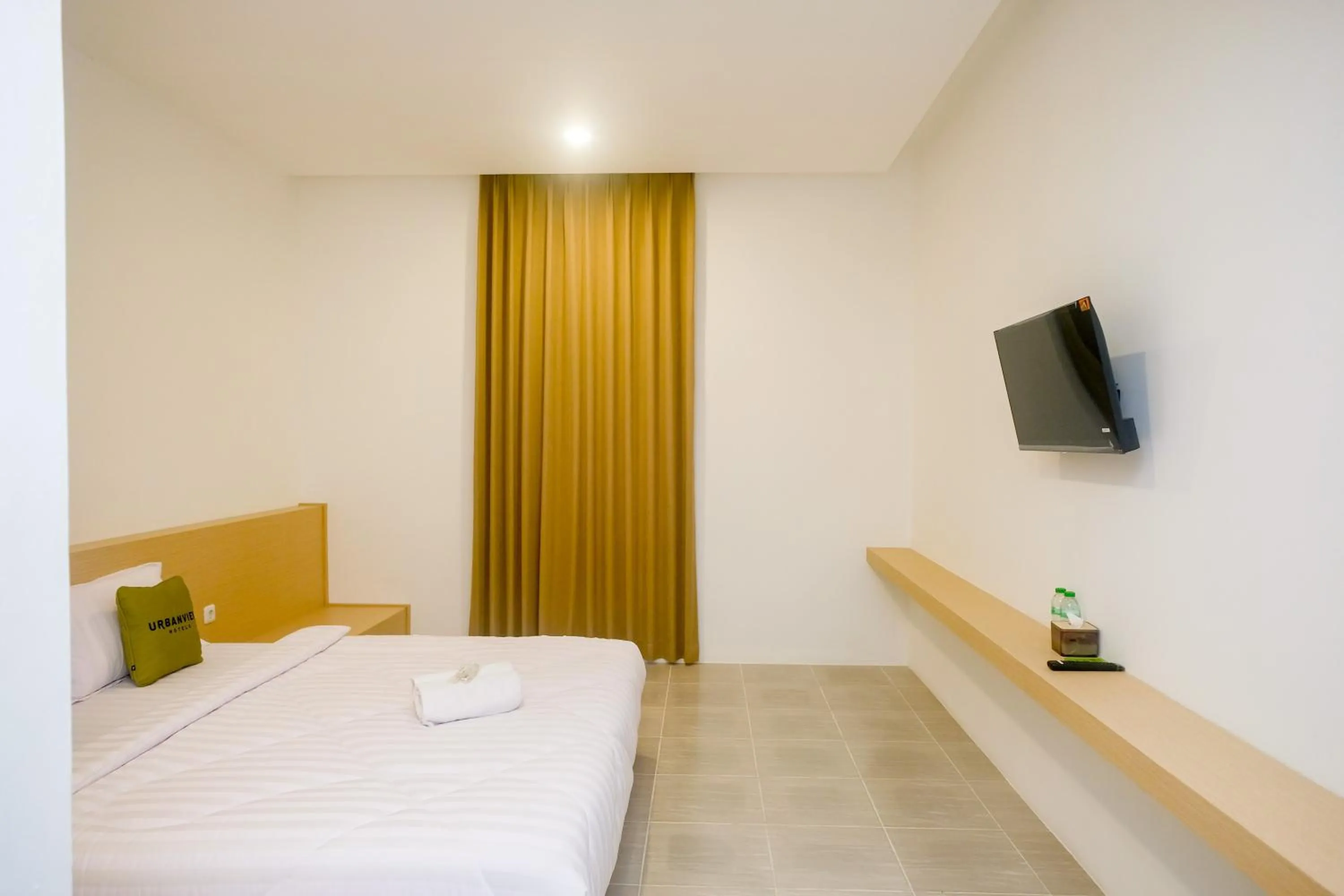Bedroom, Bed in Urbanview Hotel JJ Bukitsari Semarang