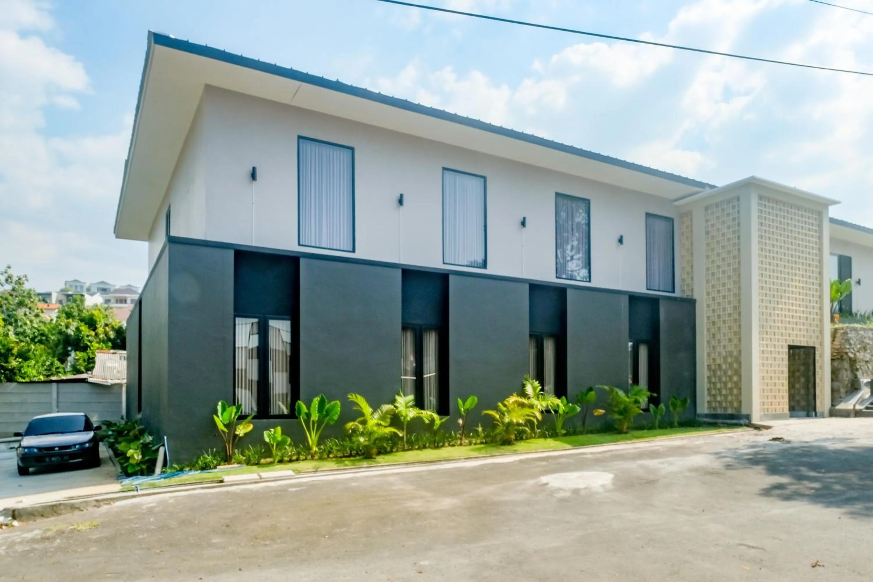 Facade/entrance in Urbanview Hotel JJ Bukitsari Semarang