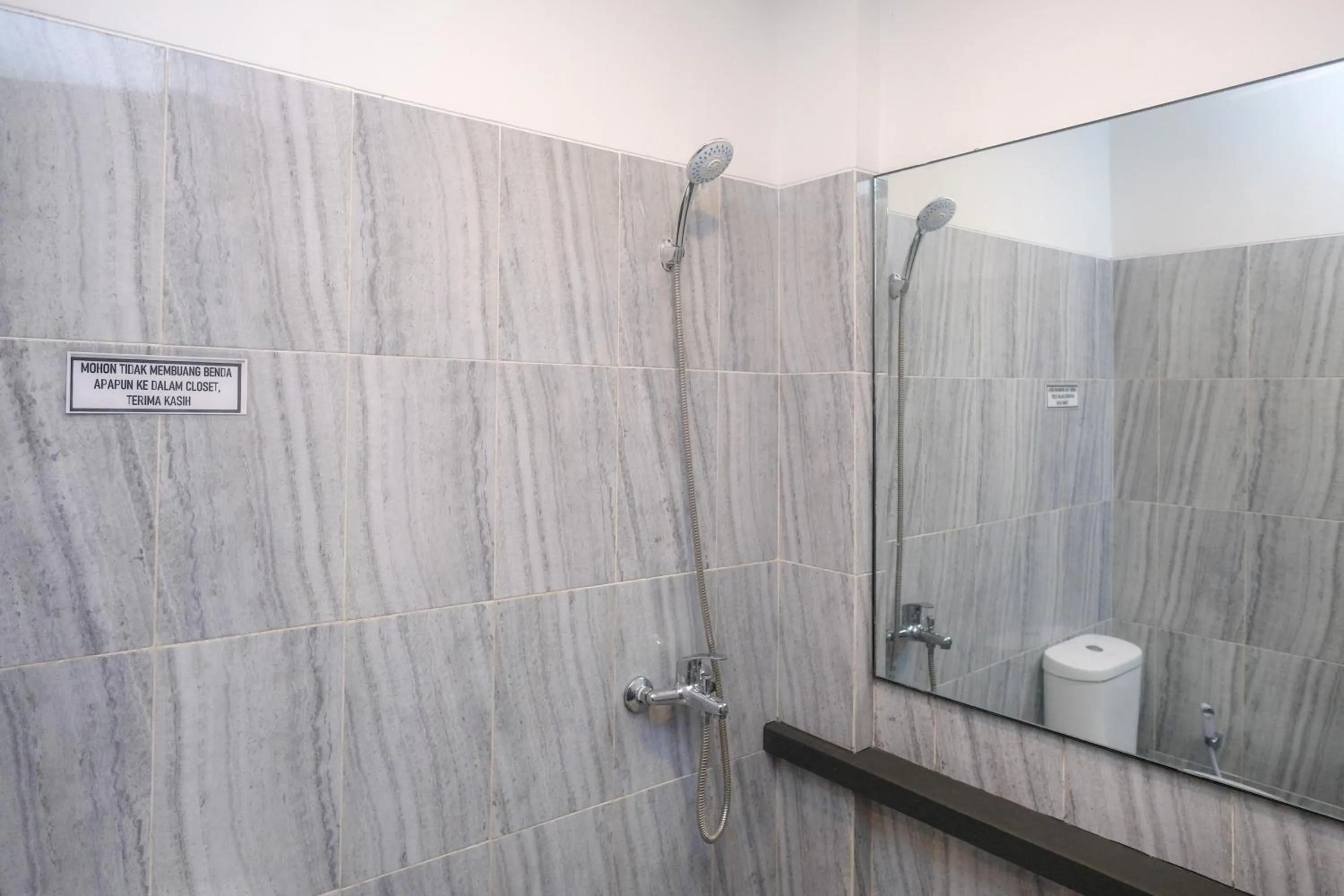 Bathroom in Urbanview Hotel JJ Bukitsari Semarang