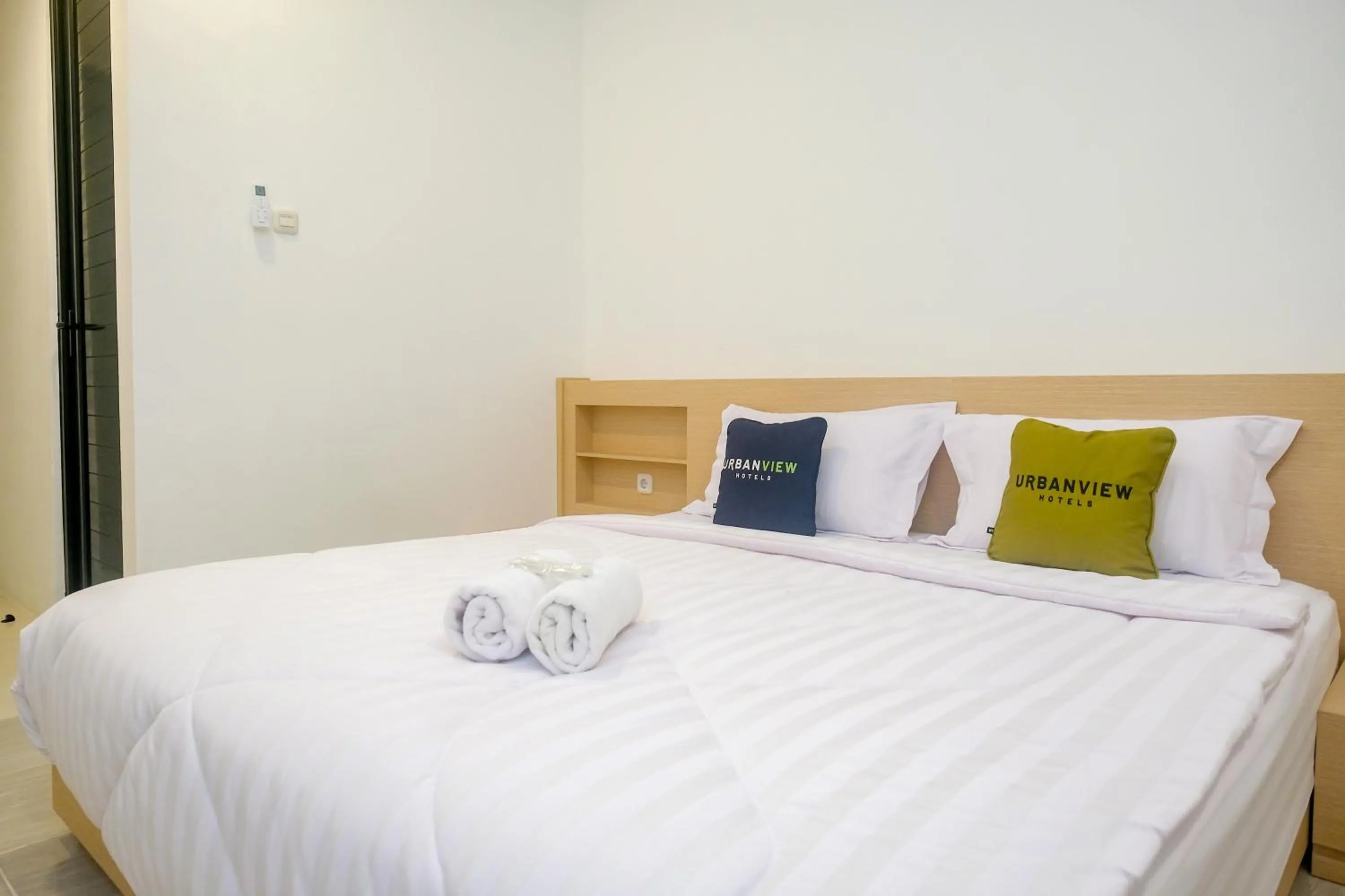 Bedroom, Bed in Urbanview Hotel JJ Bukitsari Semarang