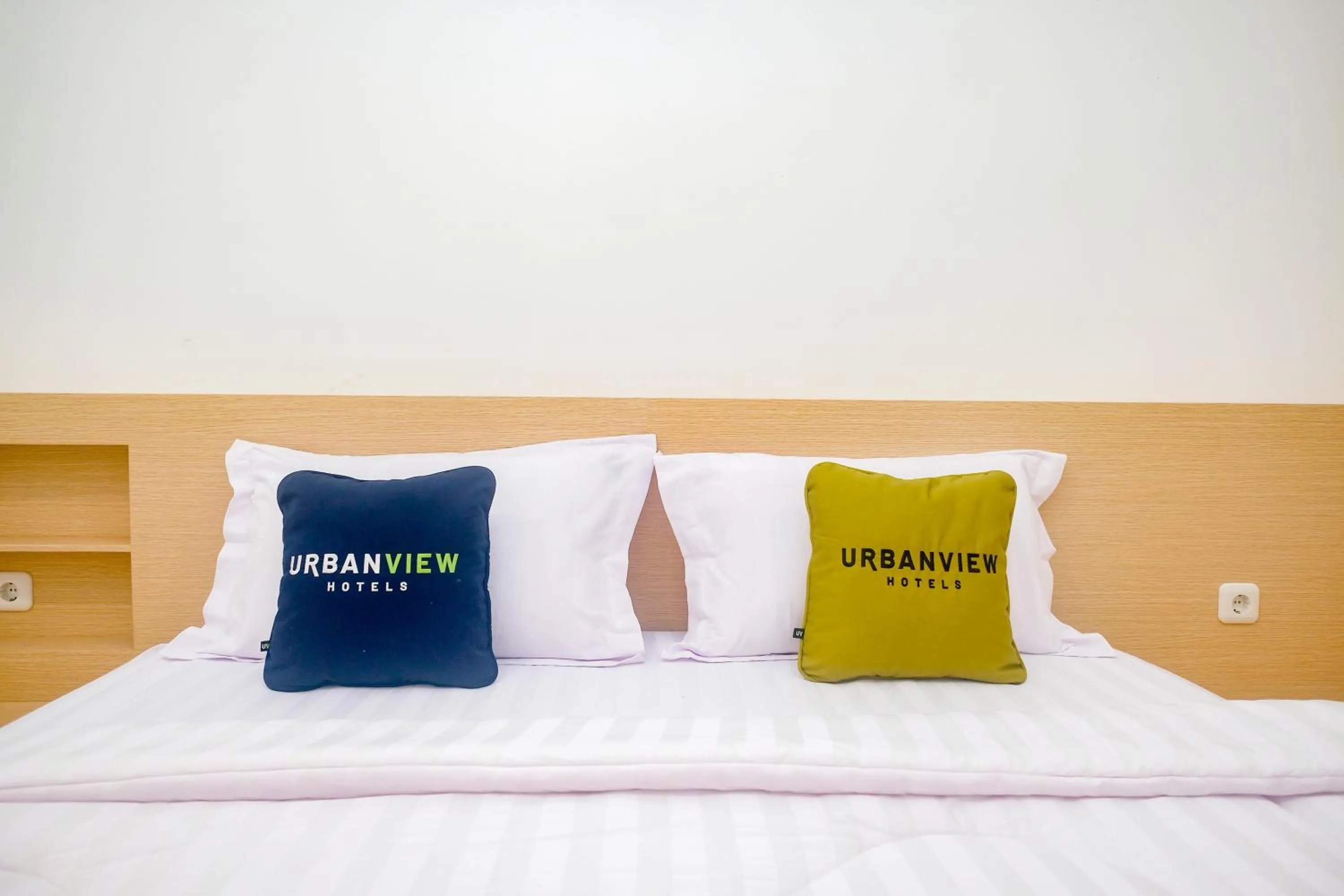 Bedroom, Bed in Urbanview Hotel JJ Bukitsari Semarang