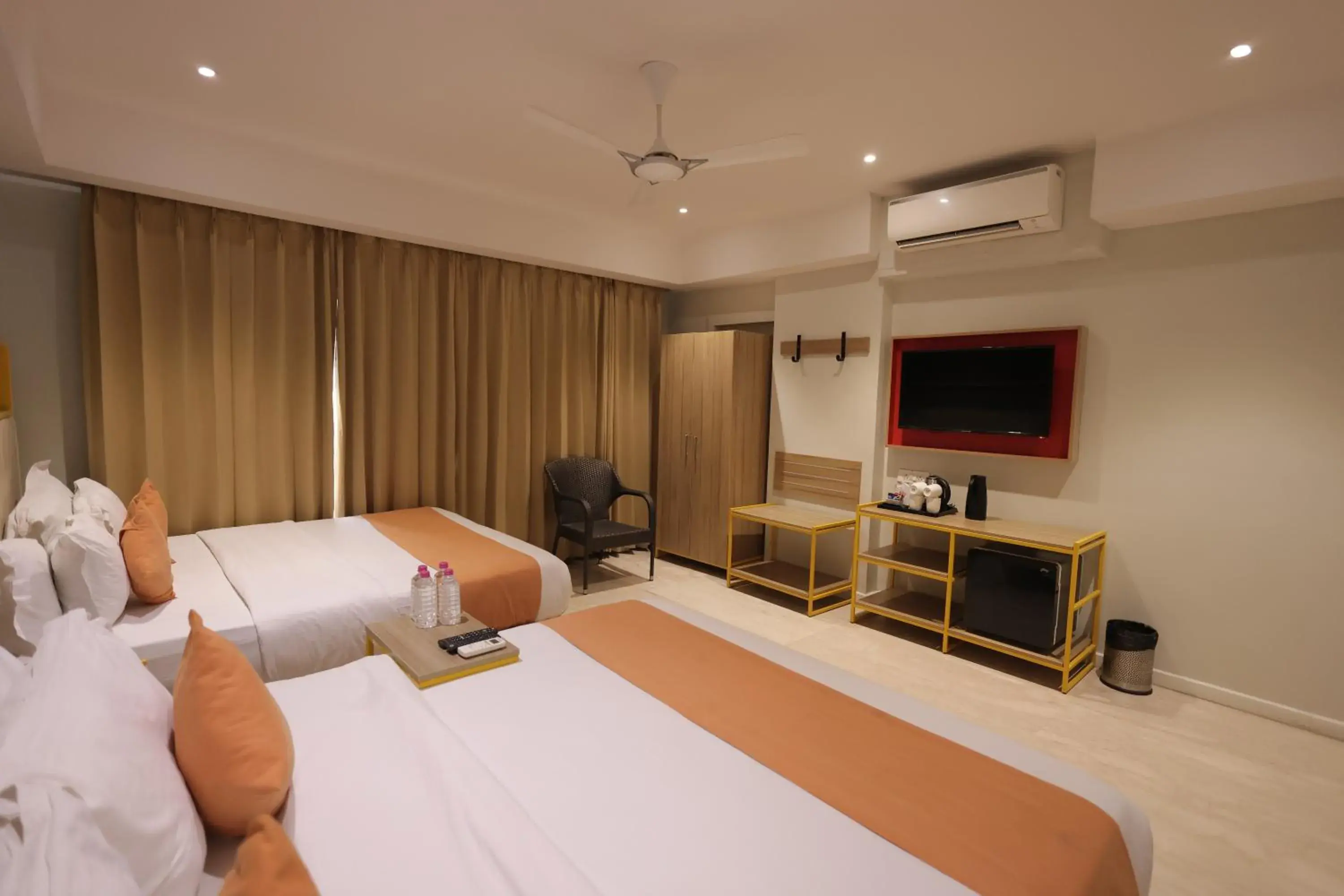 Communal lounge/ TV room, Bed in Phoenix - Unmatched Comfort Communal lounge/ TV room, Bed in Phoenix - Unmatched Comfort