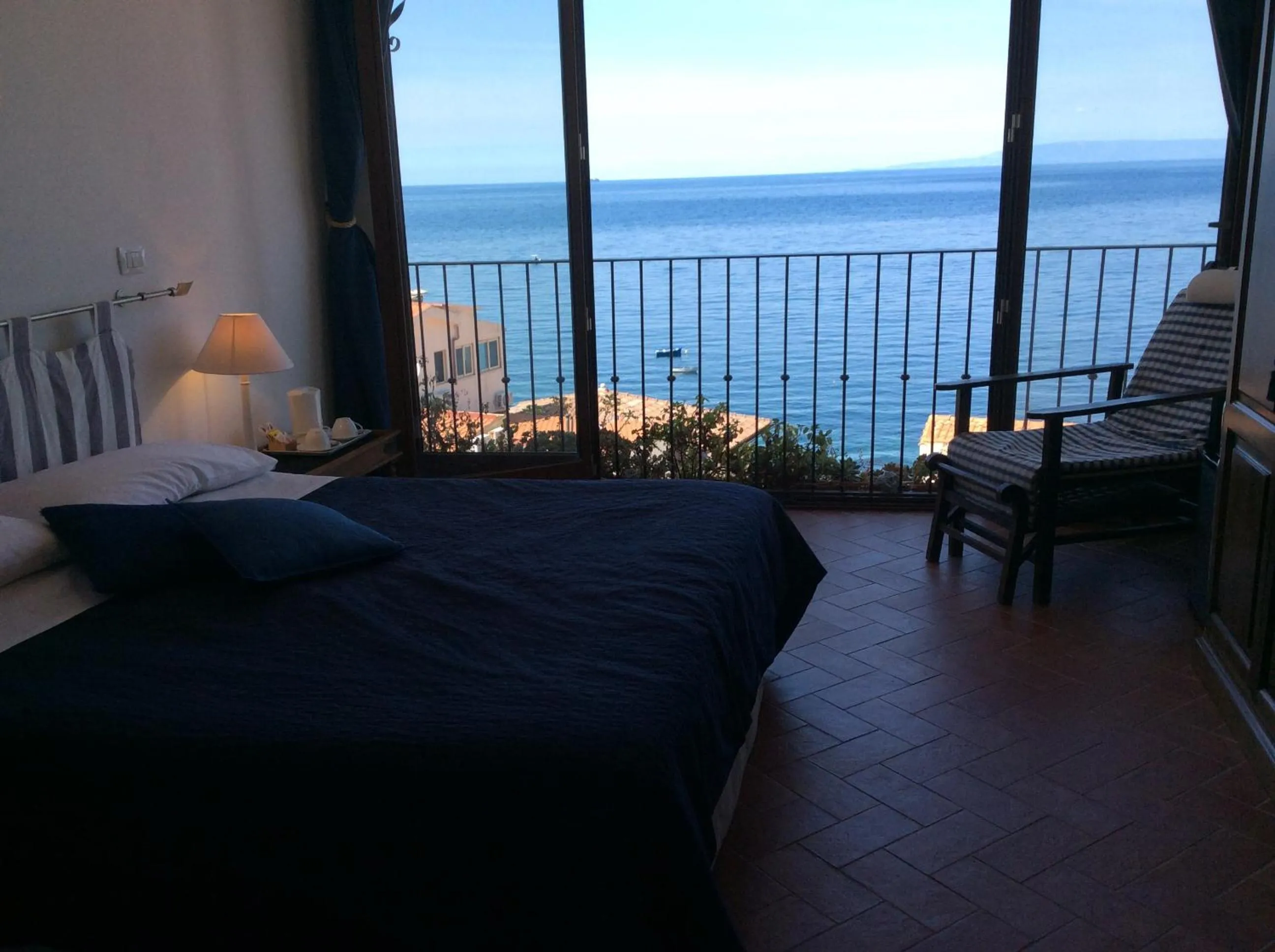 Photo of the whole room in B&B Chianalea 54