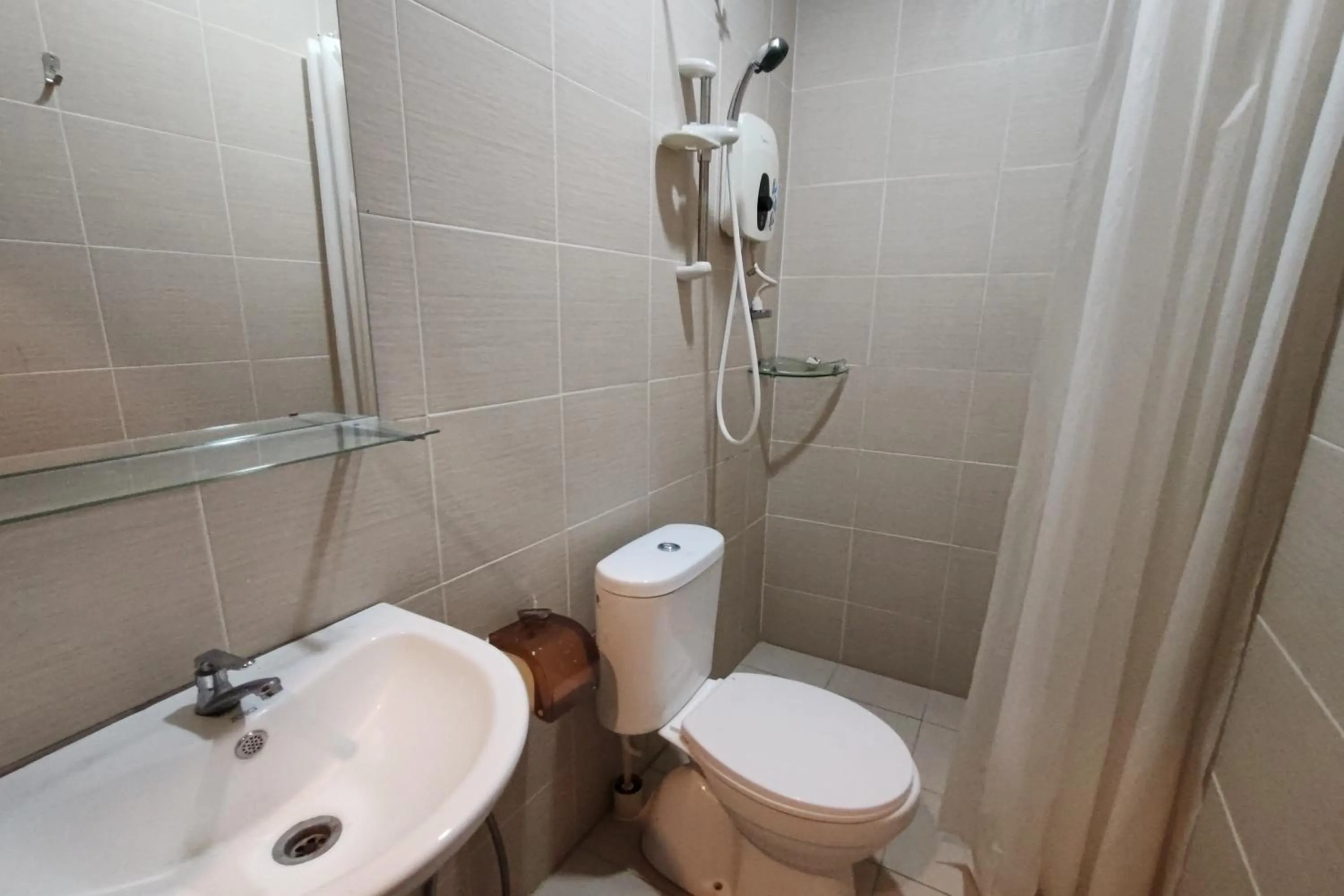 Shower in Maleeq Hotel Meru Ipoh