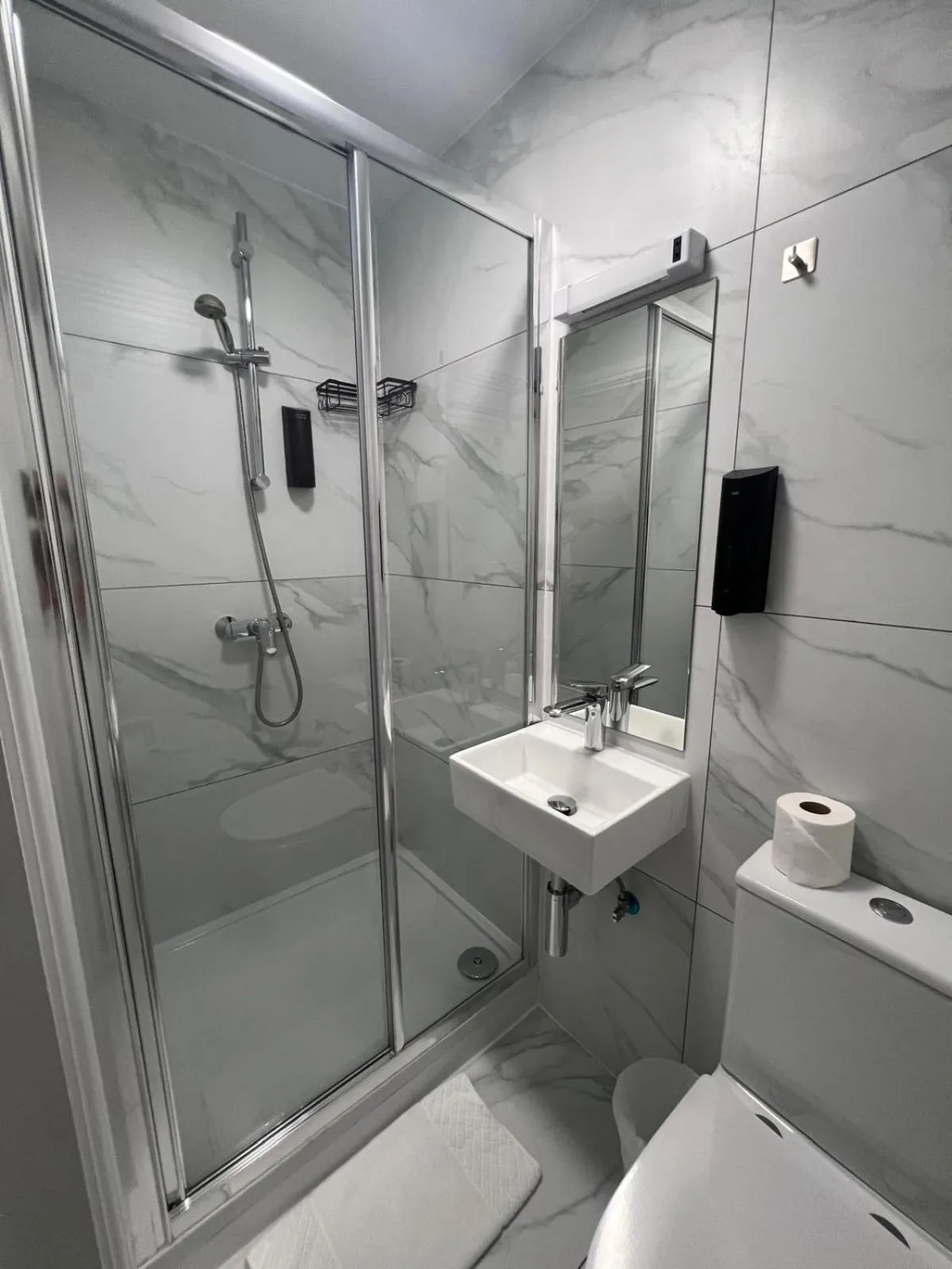 Shower in Tudor Court Hotel