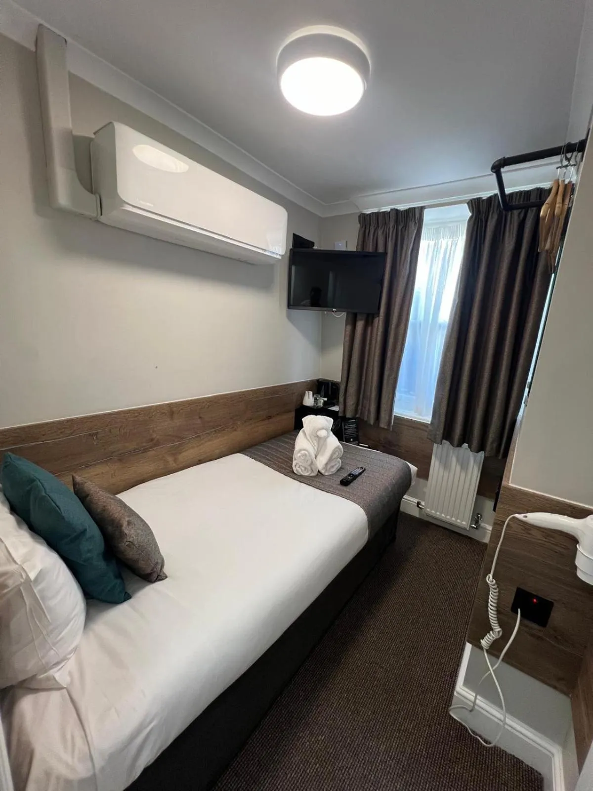 Bed in Tudor Court Hotel