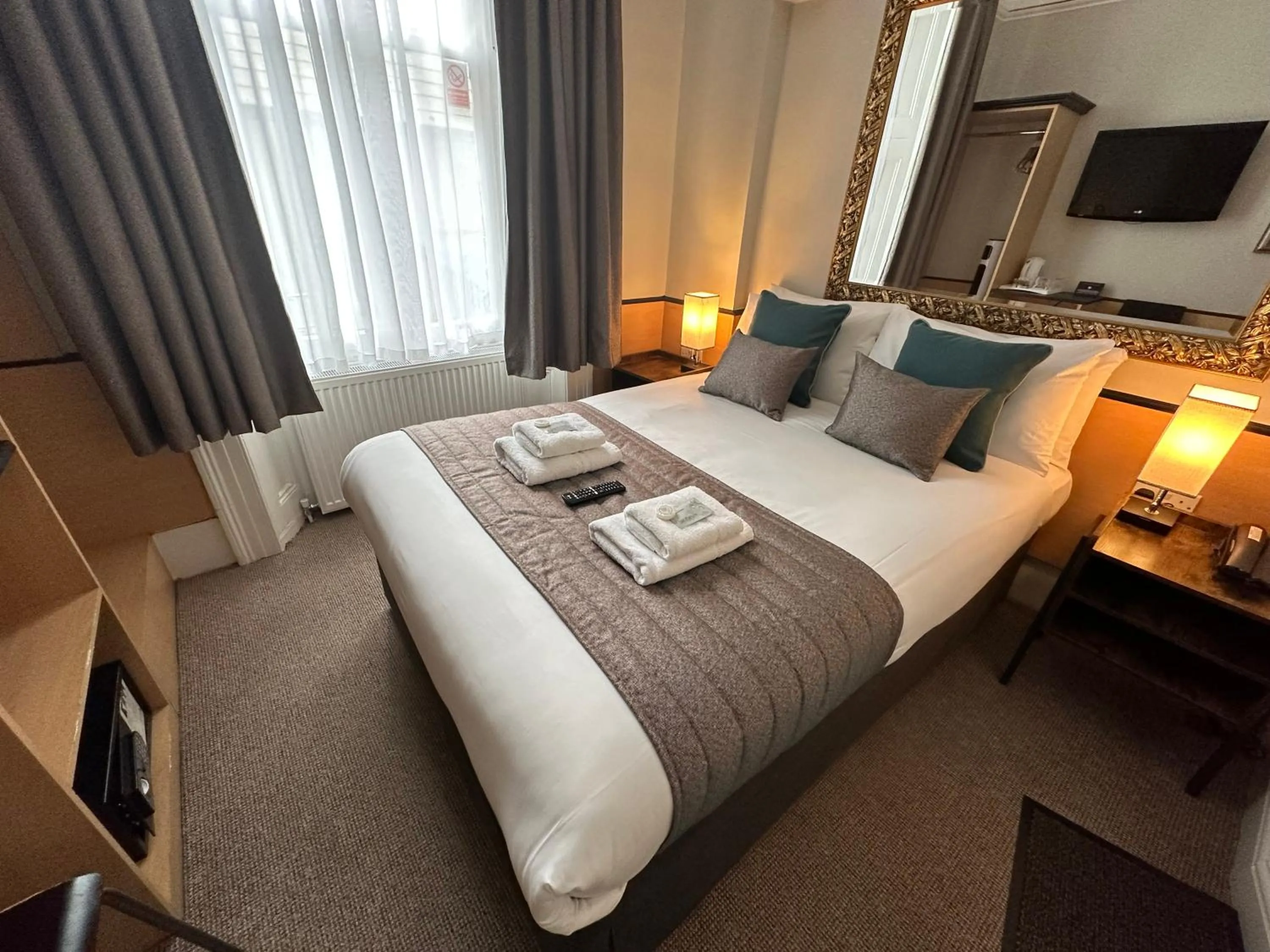 Bedroom, Bed in Tudor Court Hotel