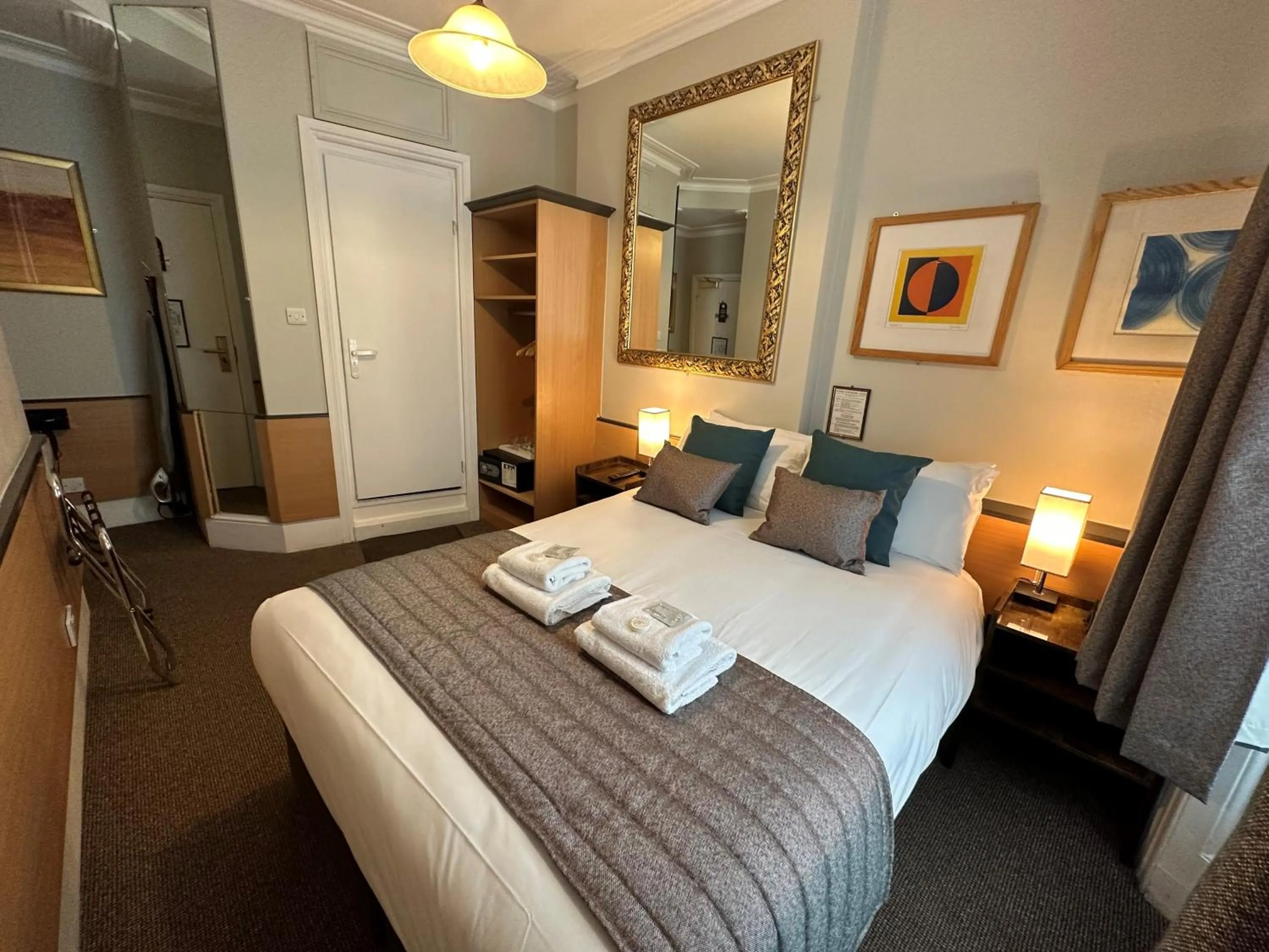 Bedroom, Bed in Tudor Court Hotel