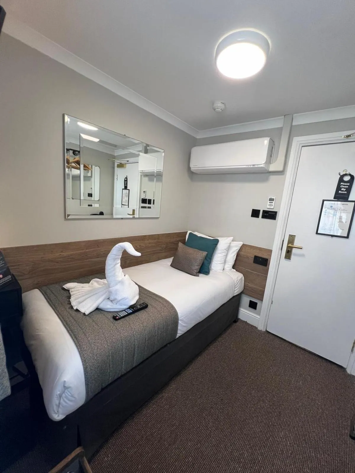 Bedroom, Bed in Tudor Court Hotel