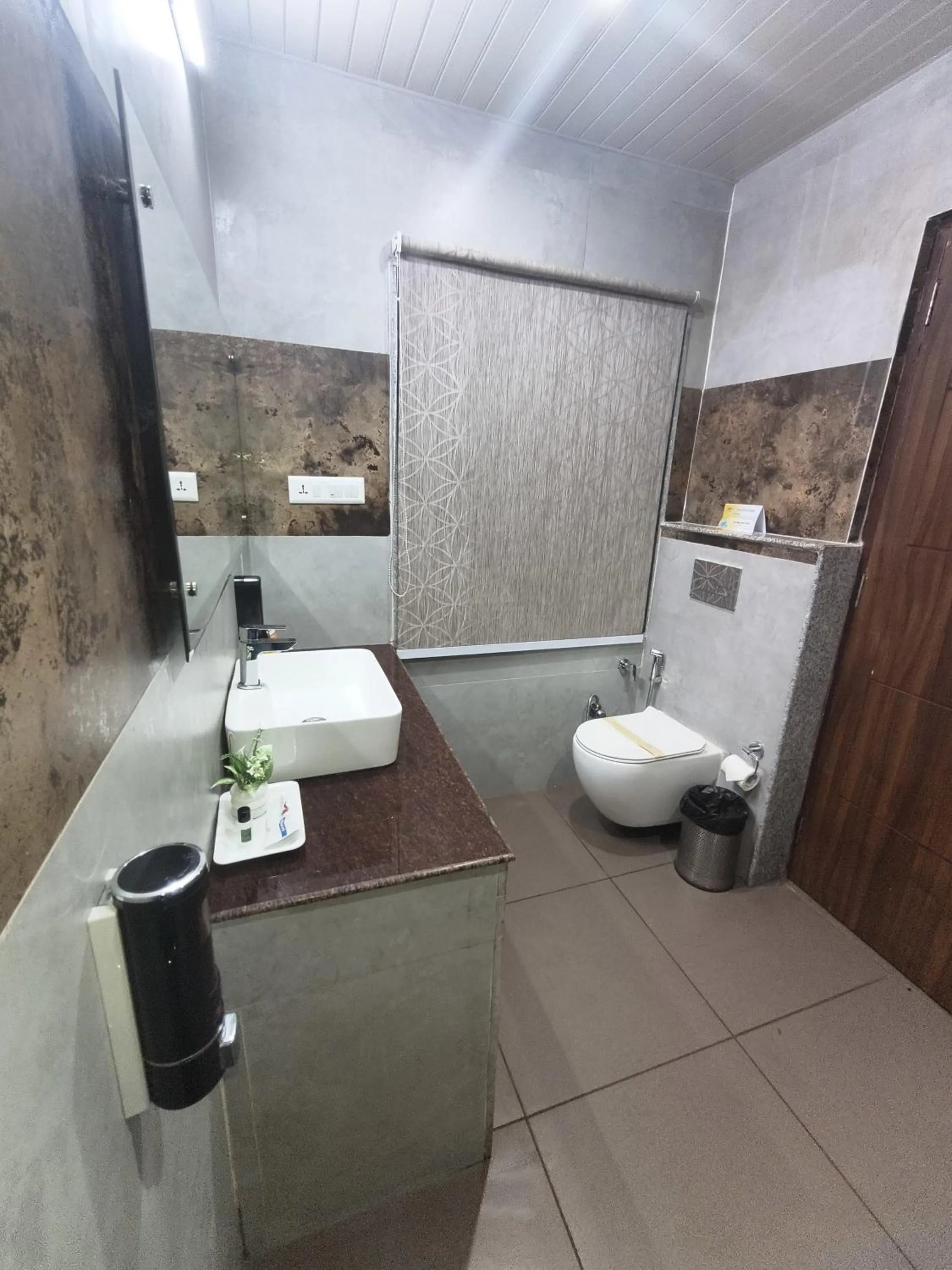 Bathroom in Aliza Inn And Suites By SRS Hotels