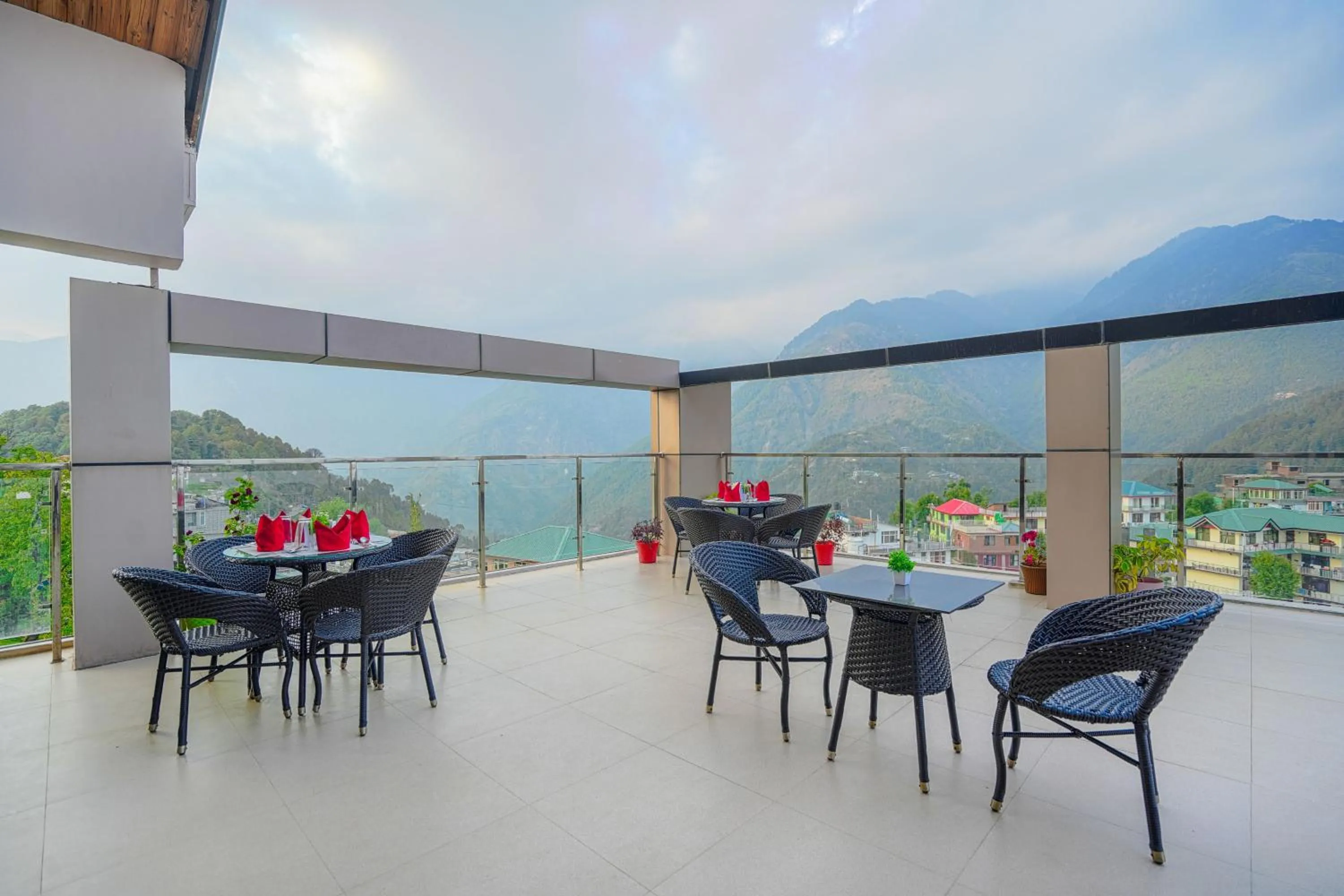 Restaurant/places to eat in Aliza Inn And Suites By SRS Hotels