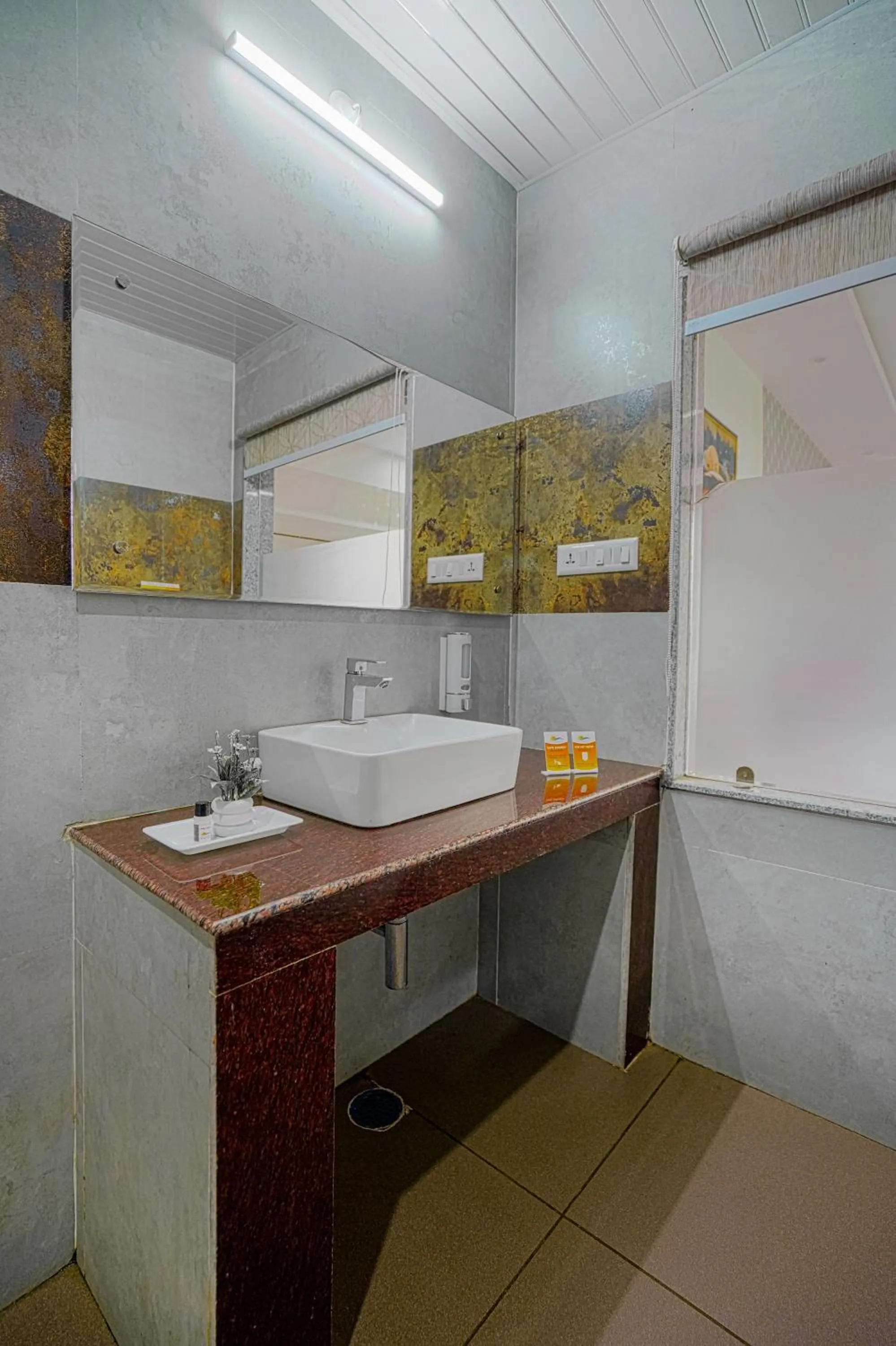 Toilet in Aliza Inn And Suites By SRS Hotels