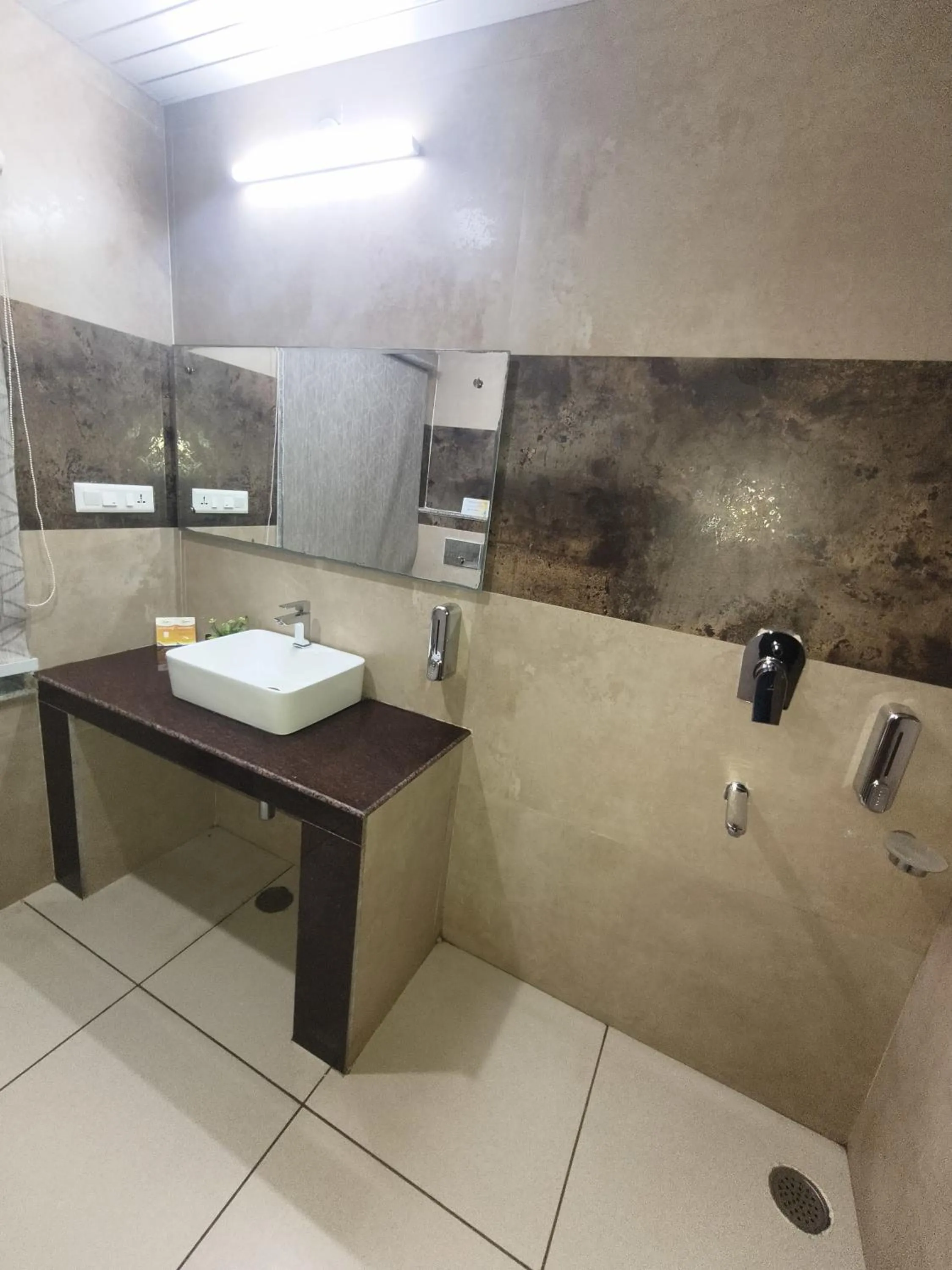 Bathroom in Aliza Inn And Suites By SRS Hotels