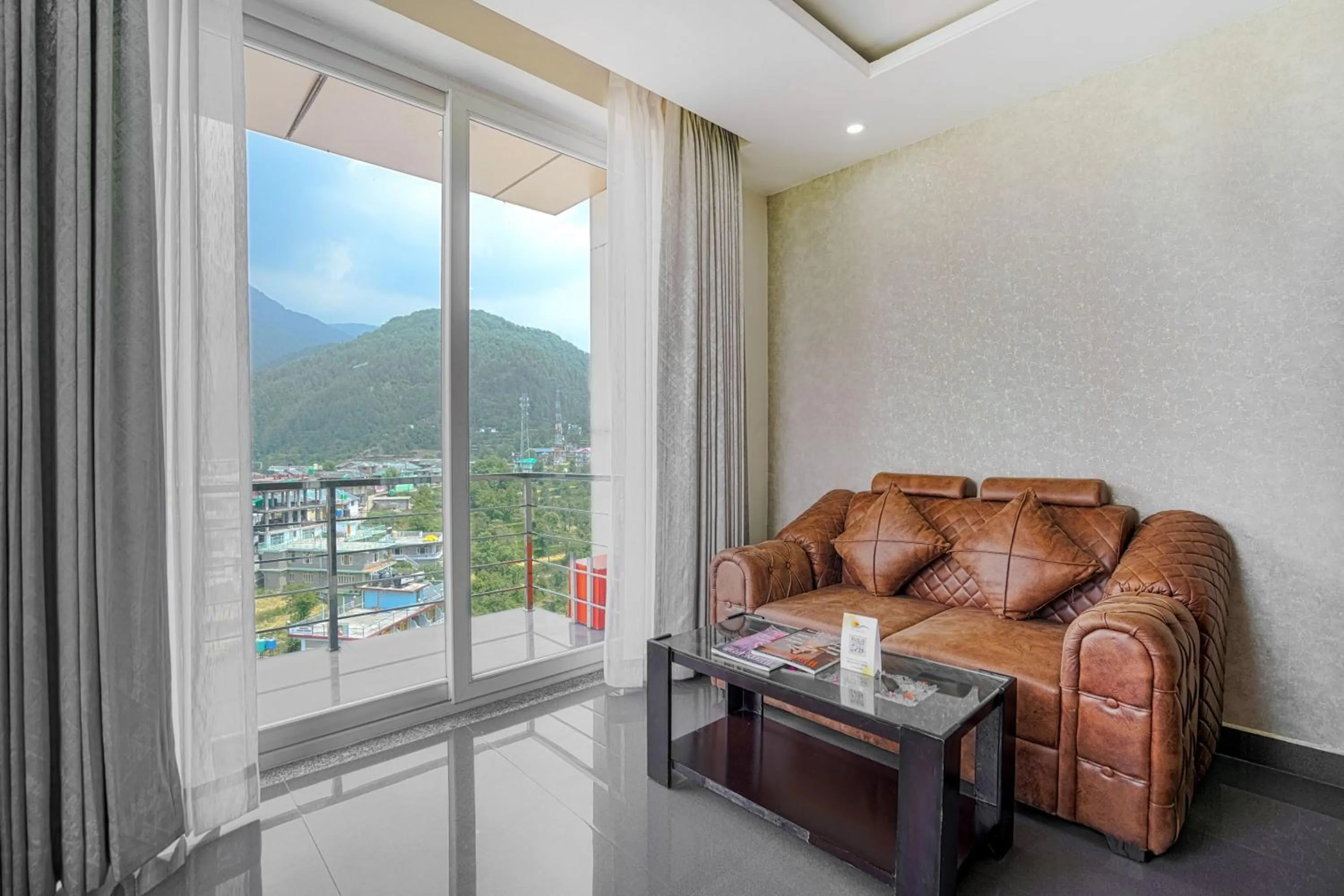 Seating area in Aliza Inn And Suites By SRS Hotels