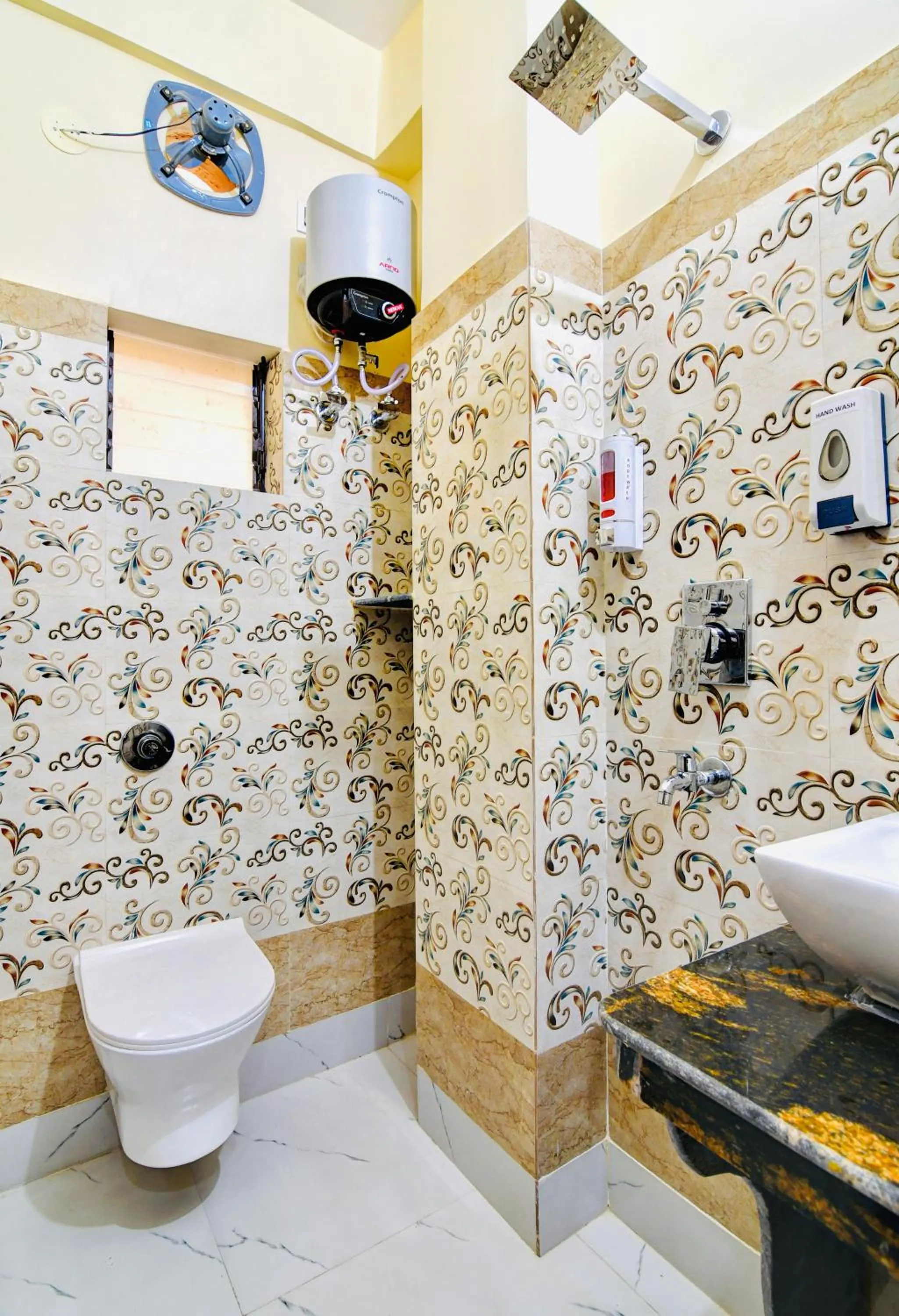 Shower in HOTEL KANAN INN