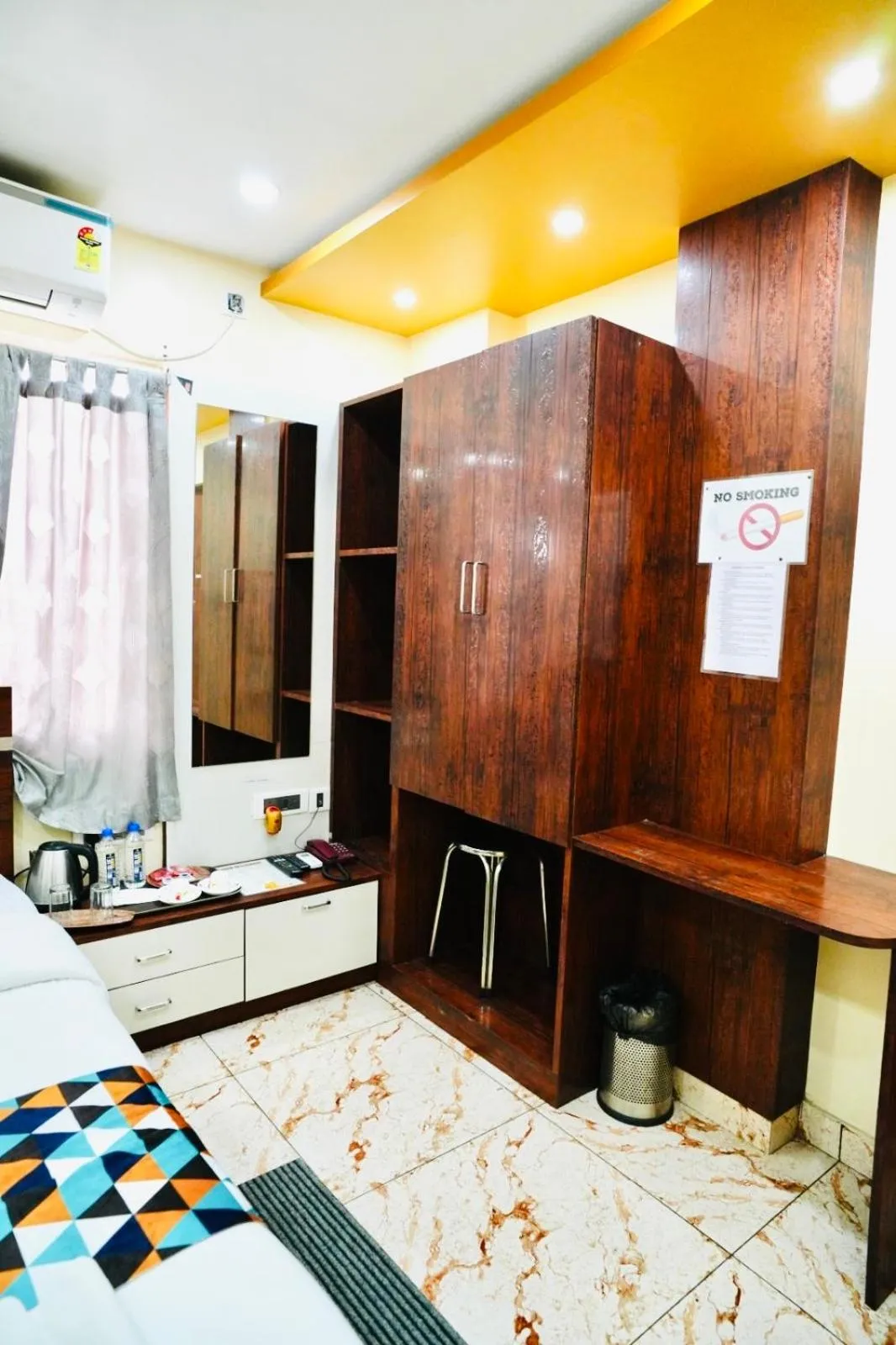 wardrobe, Bed in HOTEL KANAN INN