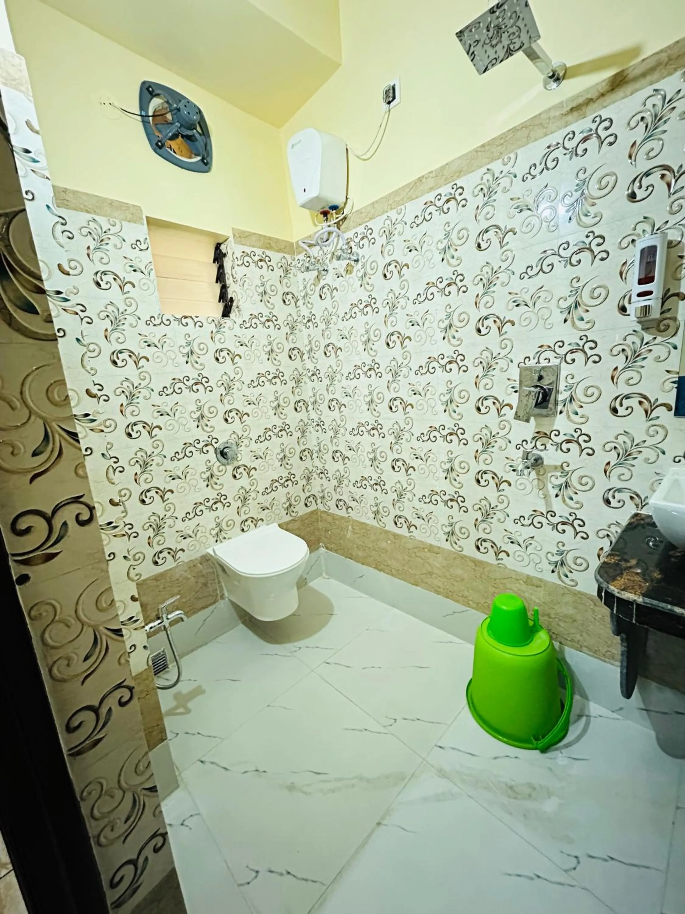 Shower in HOTEL KANAN INN