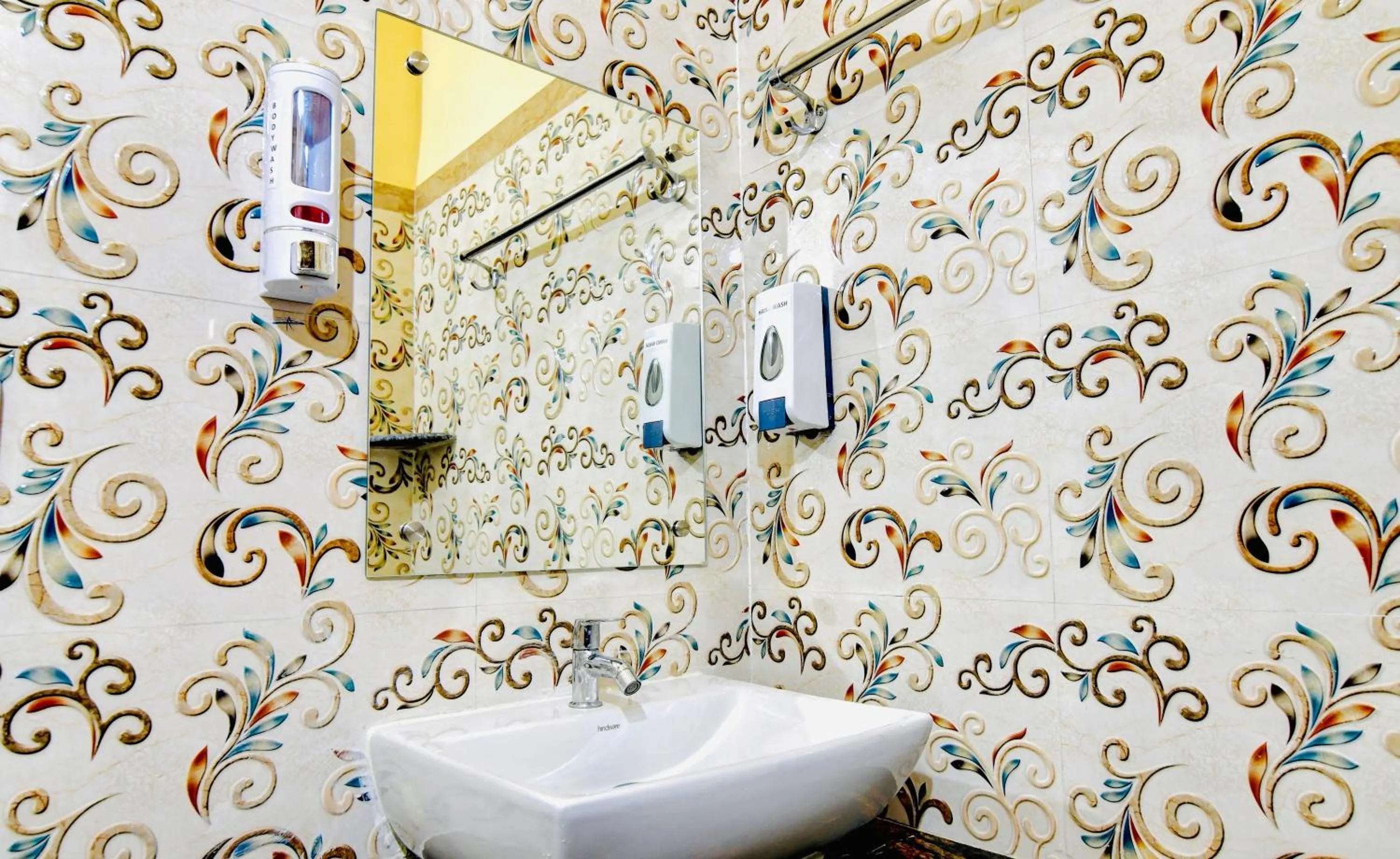 Shower in HOTEL KANAN INN