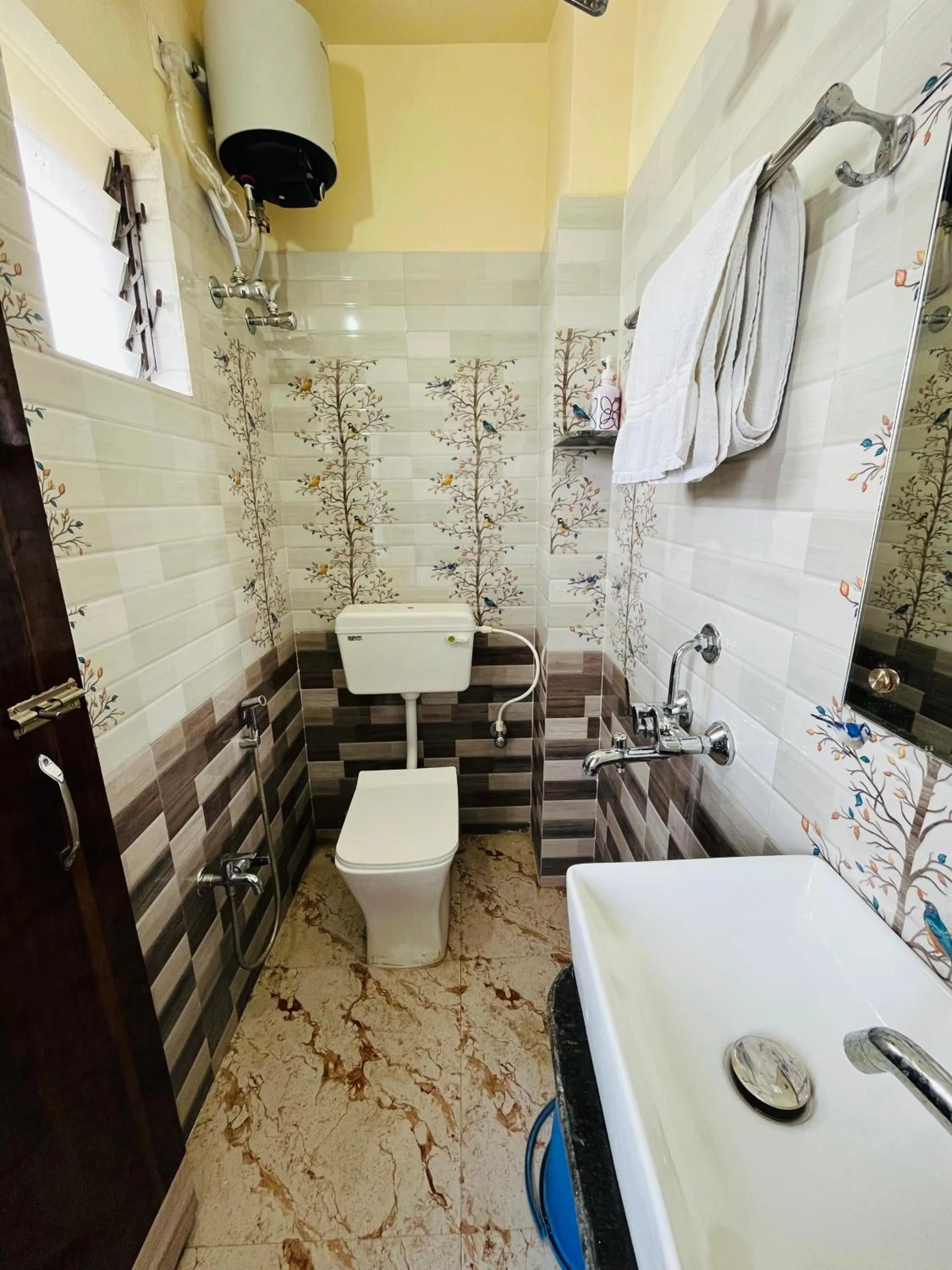 Shower in HOTEL KANAN INN