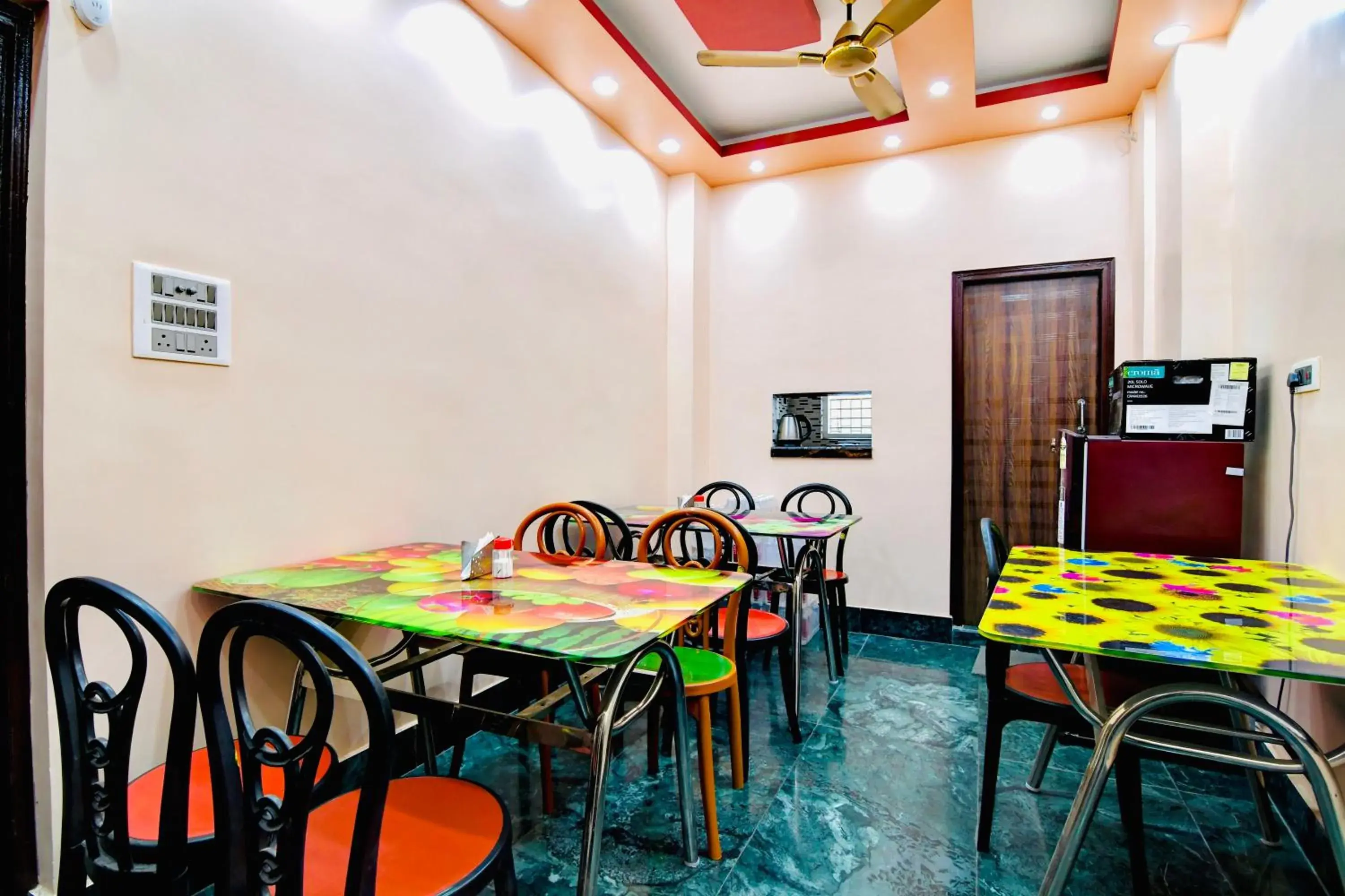 Restaurant/places to eat in HOTEL KANAN INN Restaurant/places to eat in HOTEL KANAN INN