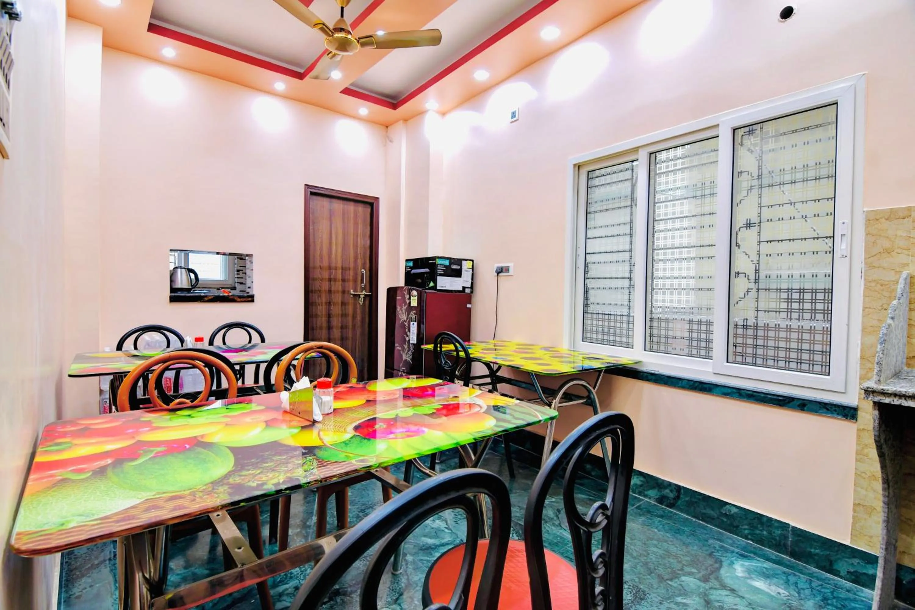 Restaurant/places to eat in HOTEL KANAN INN