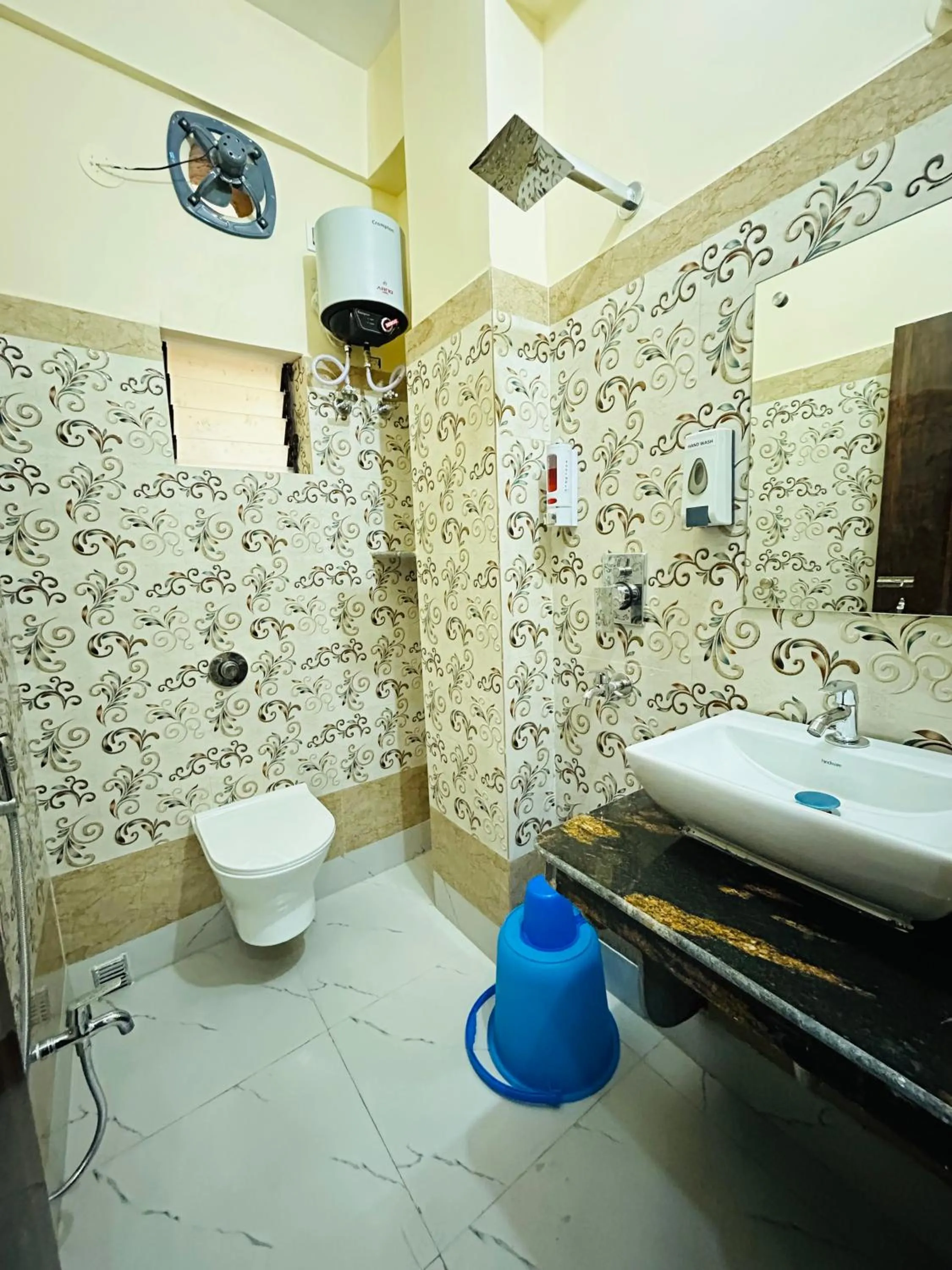 Shower in HOTEL KANAN INN