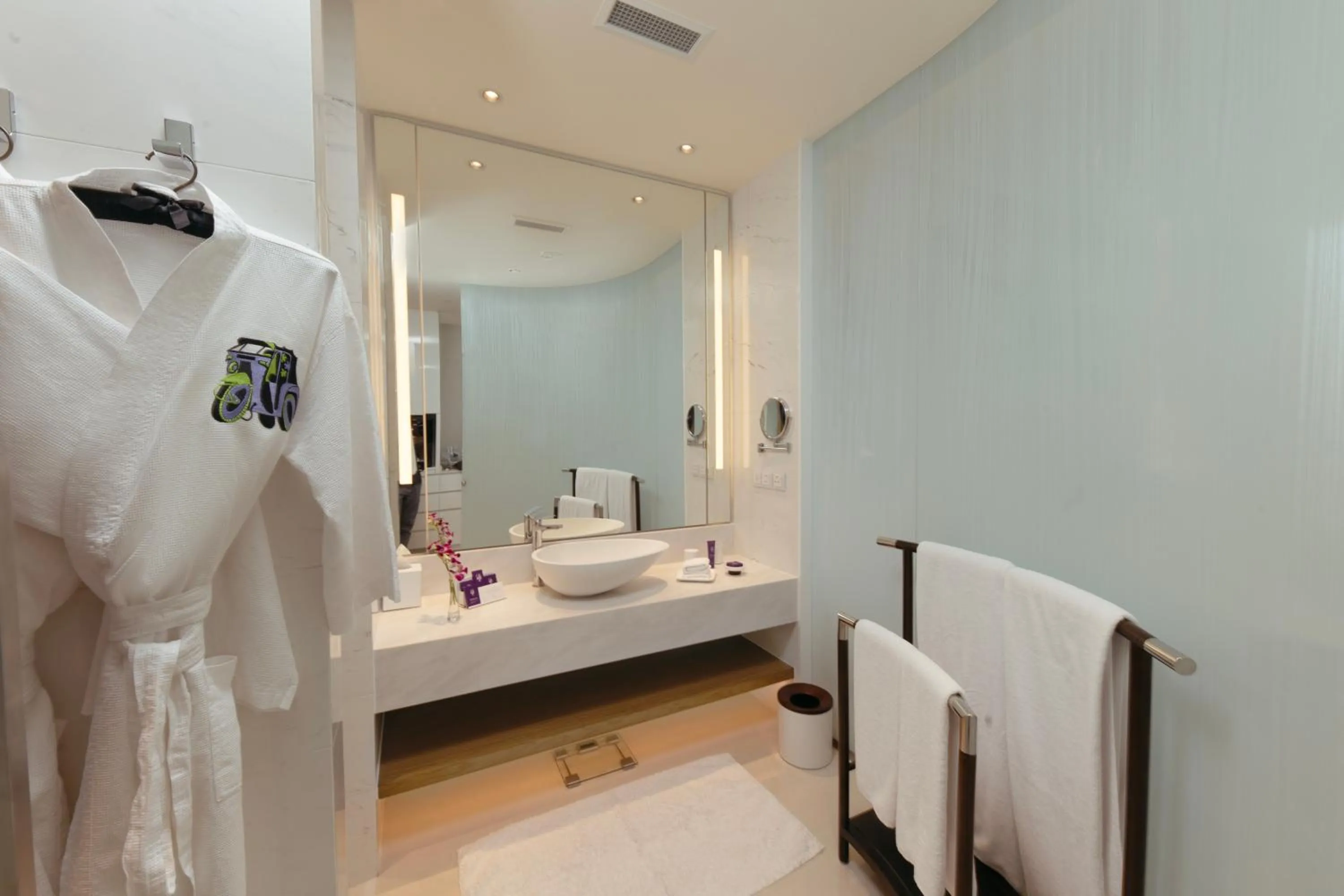 Bathroom in Cinnamon Life at City of Dreams