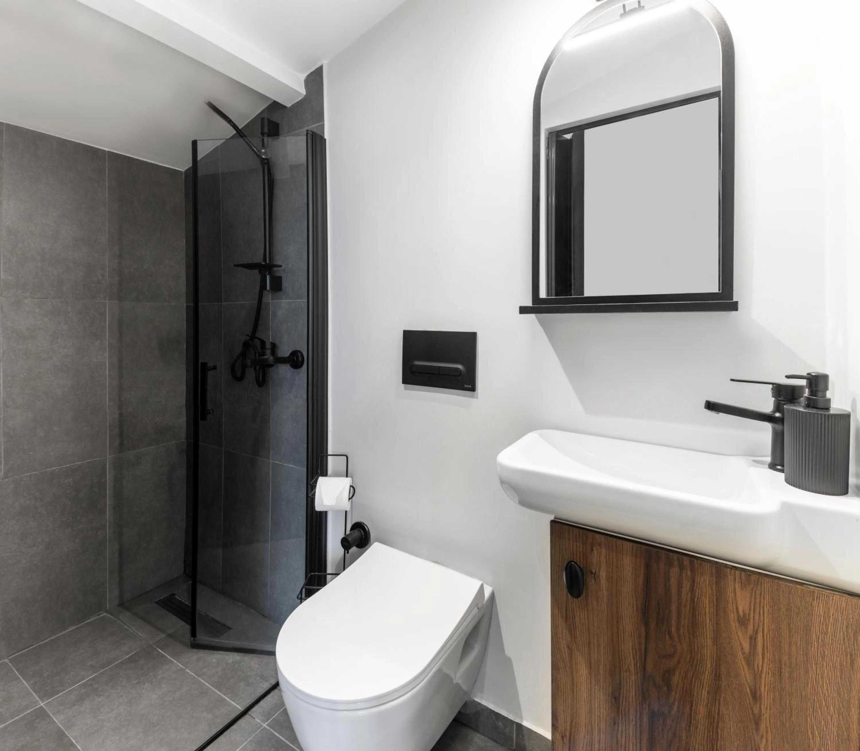 Shower in Mariposa Rooms Taksim