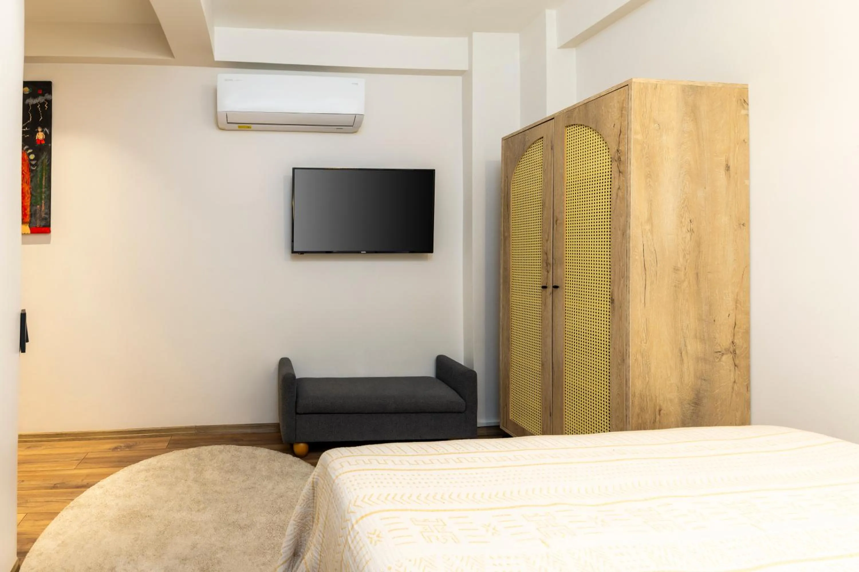 Communal lounge/ TV room, Bed in Mariposa Rooms Taksim