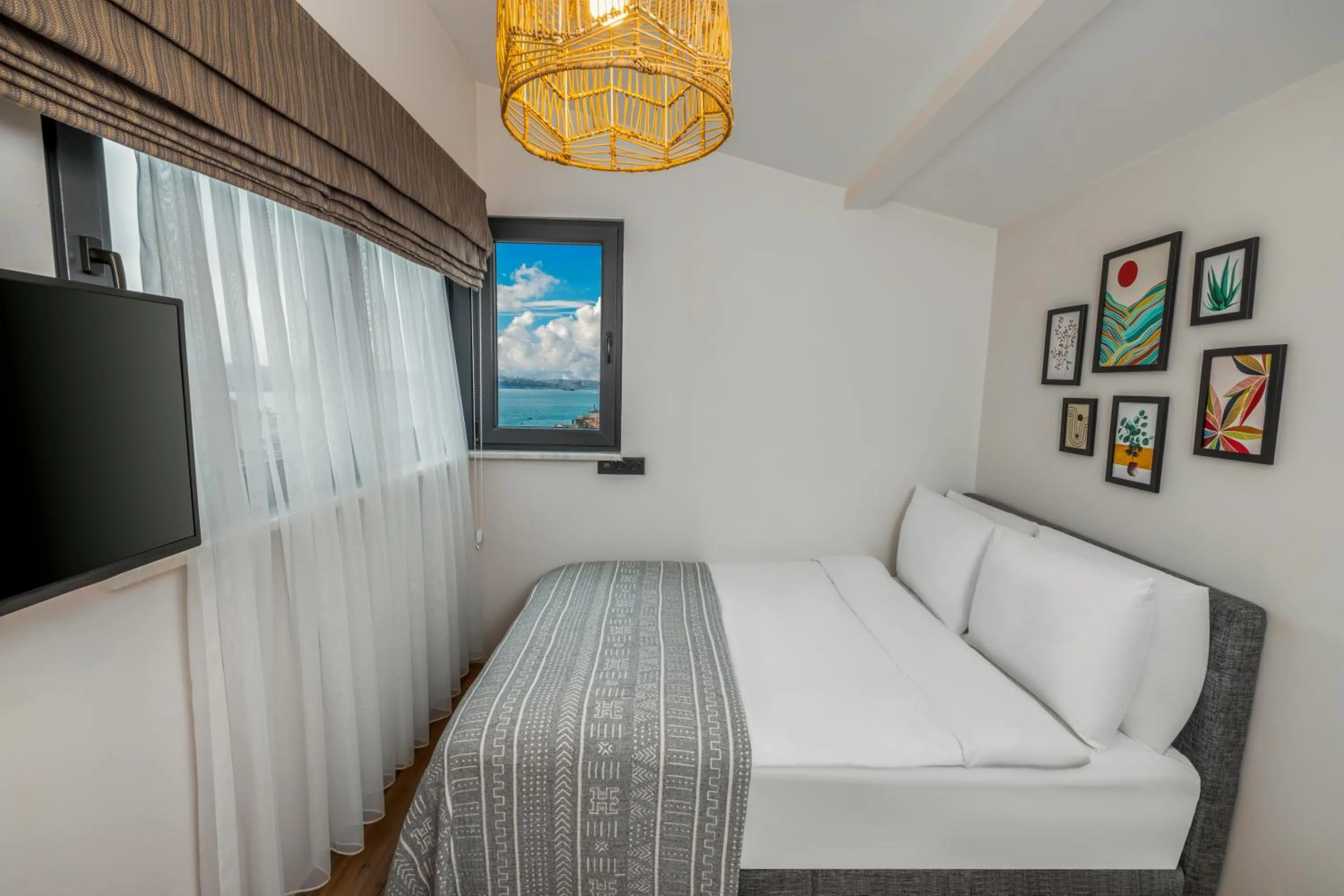 Bed in Mariposa Rooms Taksim